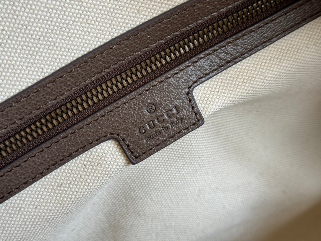 {Style No: 4CCU7PK6} SAVOY MEDIUM DUFFLE BAG 44 IN BEIGE AND EBONY GG SUPREME CANVAS - Image 6