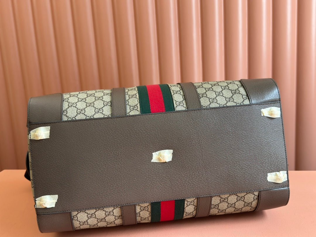 {Style No: 4CCU7PK6} SAVOY MEDIUM DUFFLE BAG 44 IN BEIGE AND EBONY GG SUPREME CANVAS - Image 4
