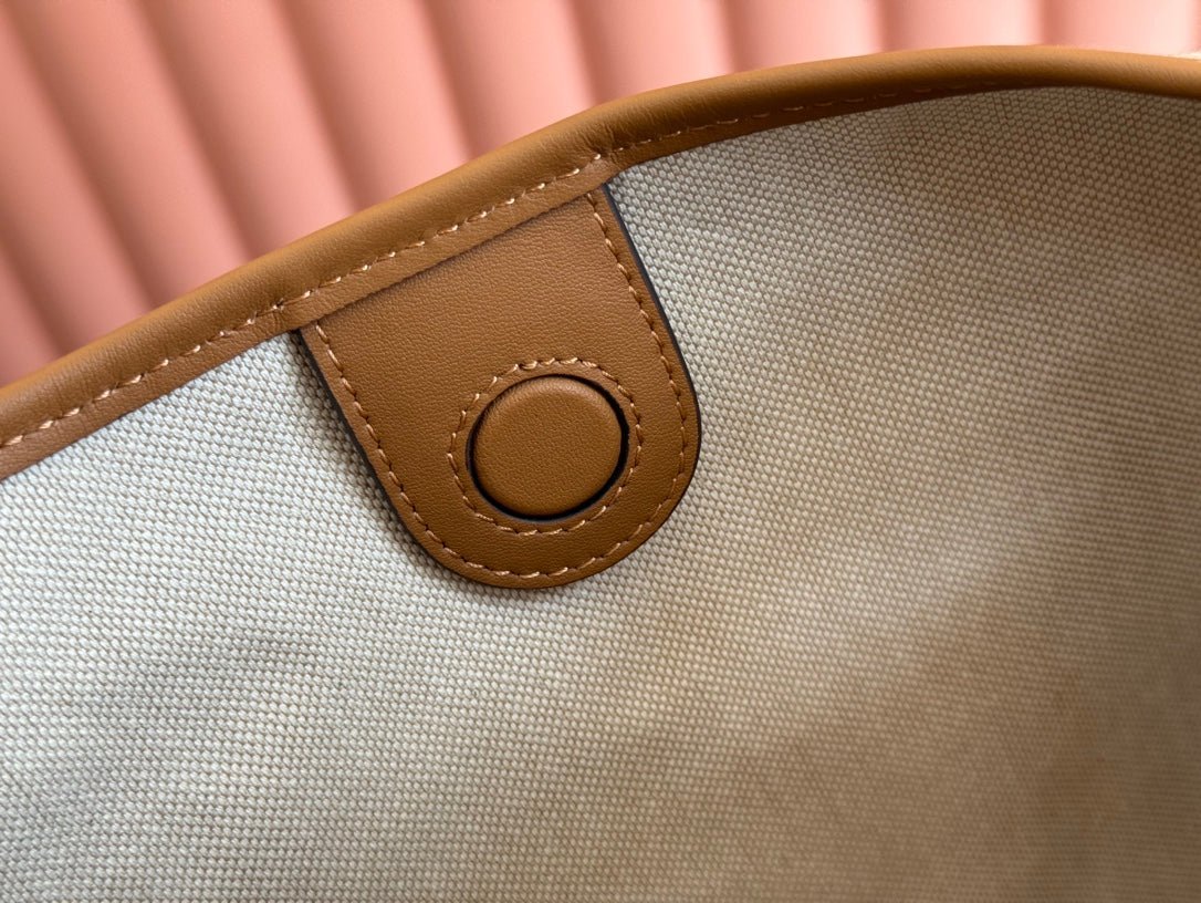 {Style No: 4NR7QTVL} BODY MEDIUM SHOULDER BAD 49 IN BEIGE MONOGRAM CANVAS AND BROWN CALFSKIN GOLD HARDWARE - Image 4