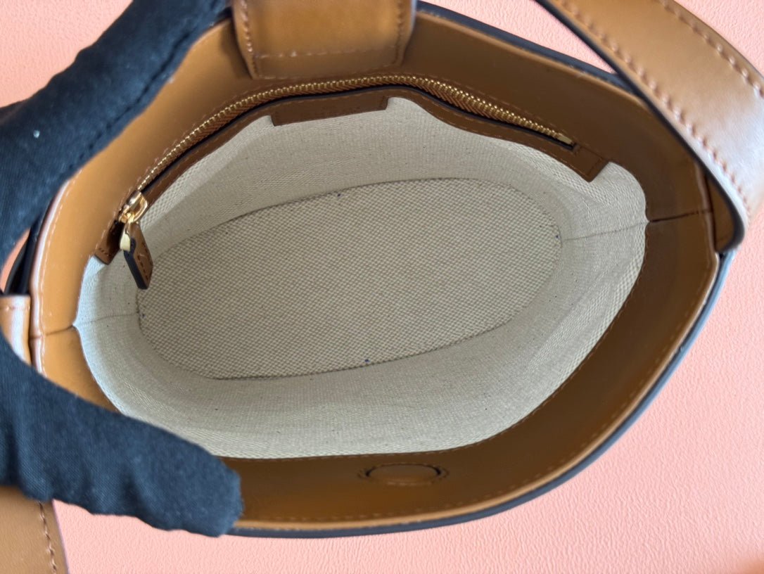 {Style No: YJ84Q6FV} 73 SMALL BUCKET BAG 20 IN BROWN SMOOTH CALFSKIN - Image 4