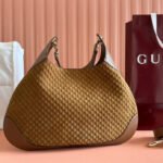 {Style No: AZBH6GOP} MEDIUM B SHOULDER BAG 42 IN BROWN GG SUEDE