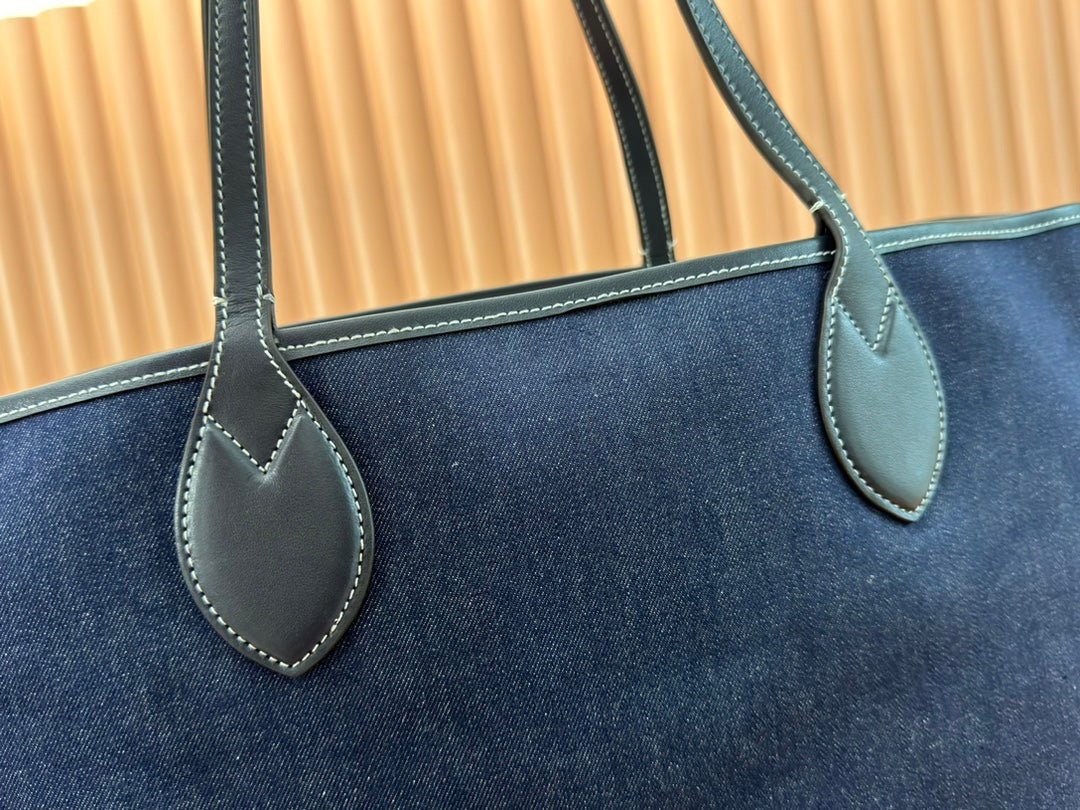 {Style No: N29C6Q1F} LARGE TOTISSIMA REVERSIBLE TOTE 30.5 IN DARK BLUE DENIM ONE SIDE BEIGE AND BLUE CALFSKIN ON THE OTHER - Image 6