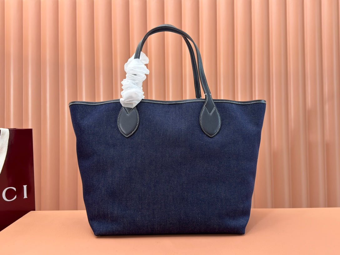 {Style No: N29C6Q1F} LARGE TOTISSIMA REVERSIBLE TOTE 30.5 IN DARK BLUE DENIM ONE SIDE BEIGE AND BLUE CALFSKIN ON THE OTHER - Image 7
