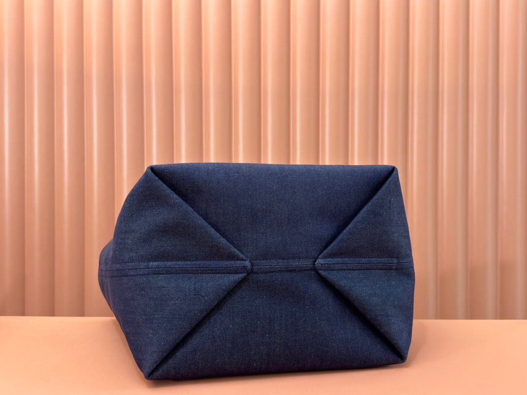 {Style No: N29C6Q1F} LARGE TOTISSIMA REVERSIBLE TOTE 30.5 IN DARK BLUE DENIM ONE SIDE BEIGE AND BLUE CALFSKIN ON THE OTHER - Image 9