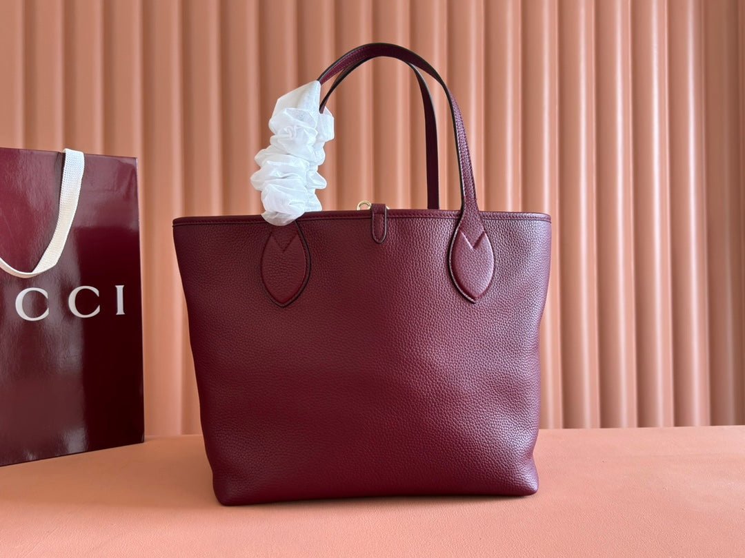 {Style No: JW5R2DZU} MEDIUM TOTISSIMA REVERSIBLE TOTE BAG 30 IN ROSSO ANCORA RED CALFSKIN BEIGE AND BROWN GG CANVAS ON SIDE - Image 2