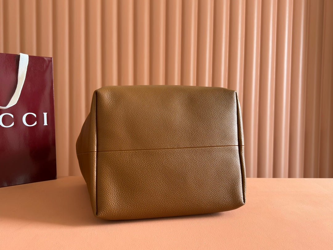 {Style No: I3BKDUCT} MEDIUM TOTISSIMA REVERSIBLE TOTE BAG 30 IN BROWN CALFSKIN BEIGE AND BROWN GG CANVAS ON SIDE - Image 9