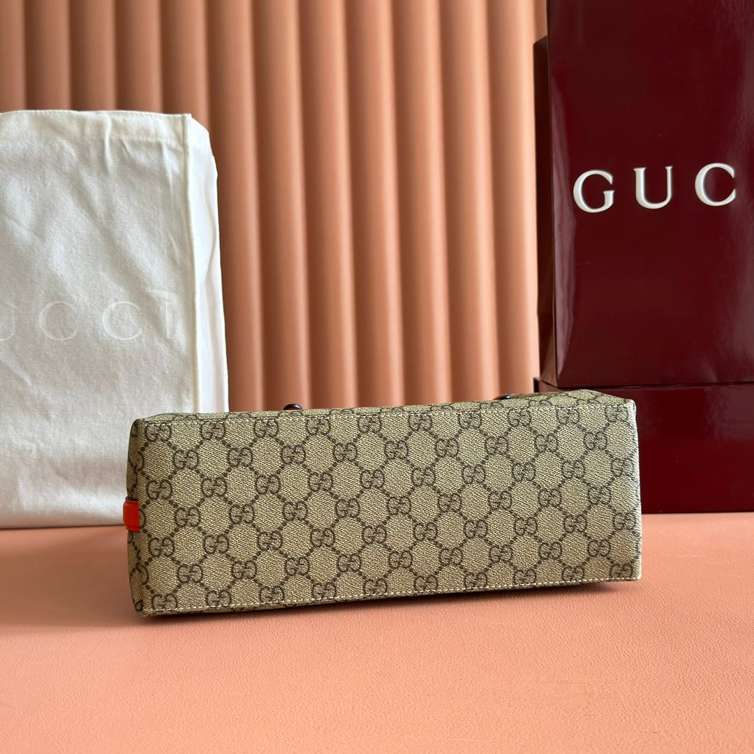 {Style No: JK89RB6I} GUCCI 25S EMBLEM MEDIUM BAG 30 IN BEIGE AND BLACK CALFSKIN - Image 9