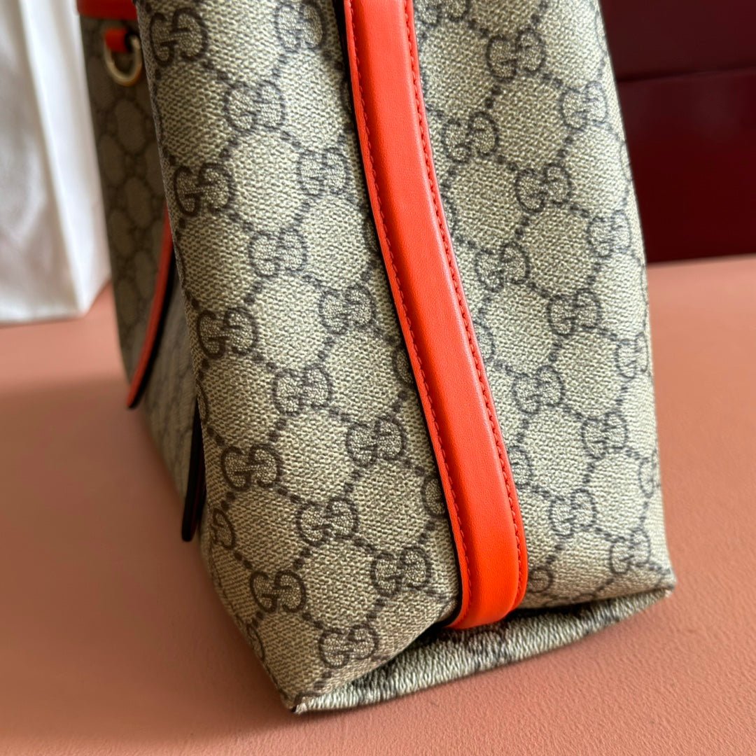 {Style No: JK89RB6I} GUCCI 25S EMBLEM MEDIUM BAG 30 IN BEIGE AND BLACK CALFSKIN - Image 7