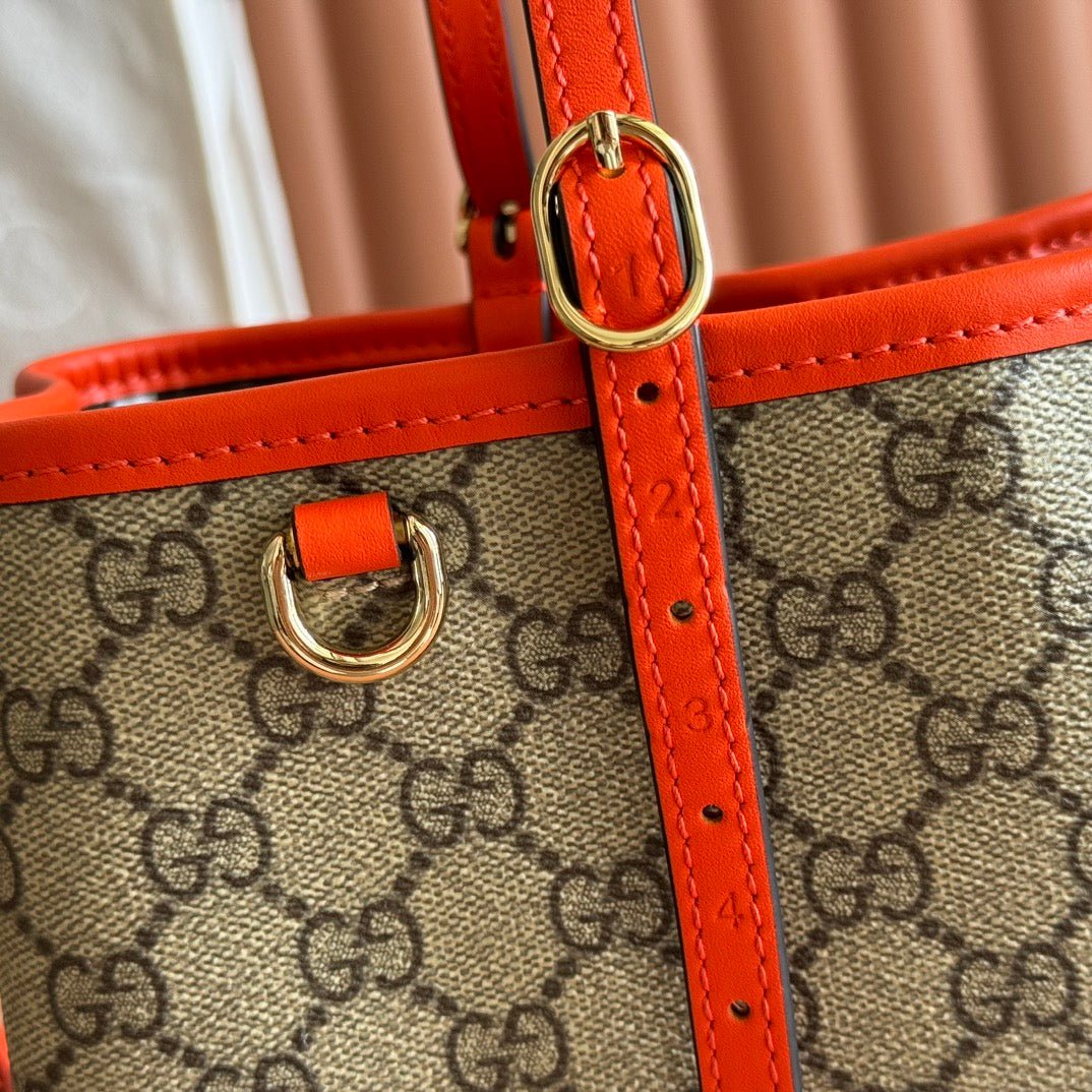 {Style No: JK89RB6I} GUCCI 25S EMBLEM MEDIUM BAG 30 IN BEIGE AND BLACK CALFSKIN - Image 6
