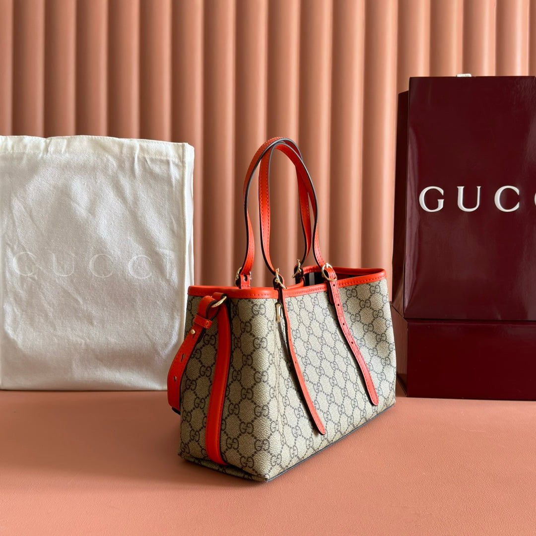 {Style No: JK89RB6I} GUCCI 25S EMBLEM MEDIUM BAG 30 IN BEIGE AND BLACK CALFSKIN - Image 3