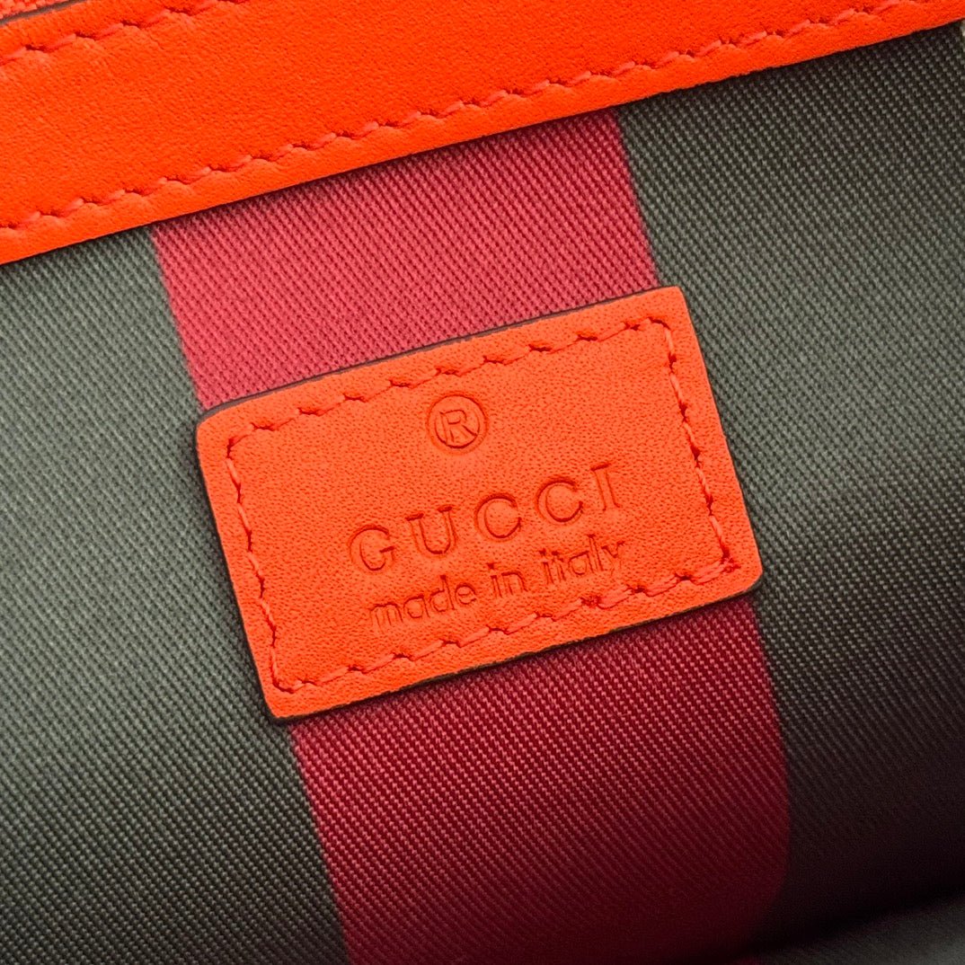 {Style No: JK89RB6I} GUCCI 25S EMBLEM MEDIUM BAG 30 IN BEIGE AND BLACK CALFSKIN - Image 8