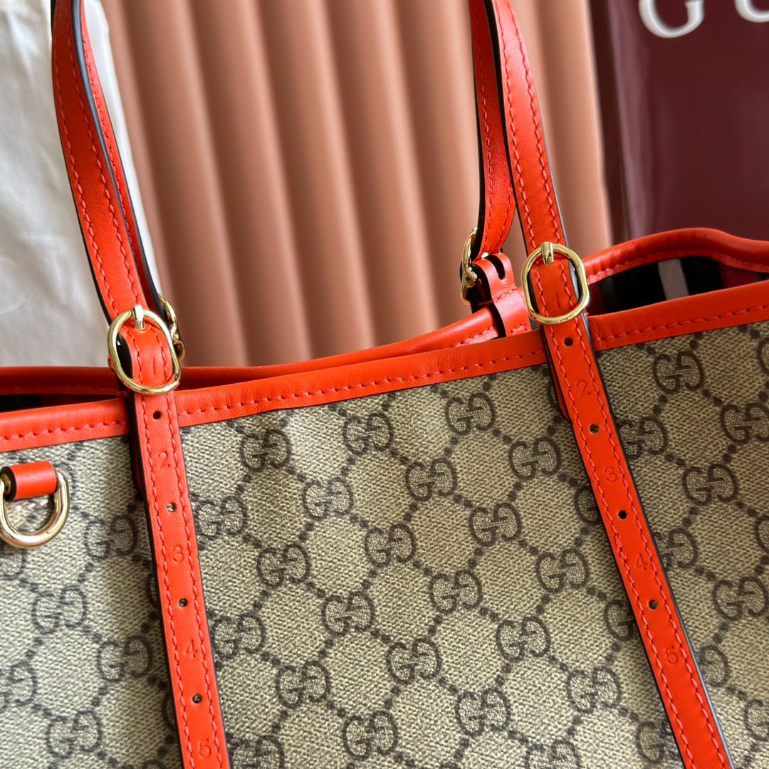 {Style No: JK89RB6I} GUCCI 25S EMBLEM MEDIUM BAG 30 IN BEIGE AND BLACK CALFSKIN - Image 5