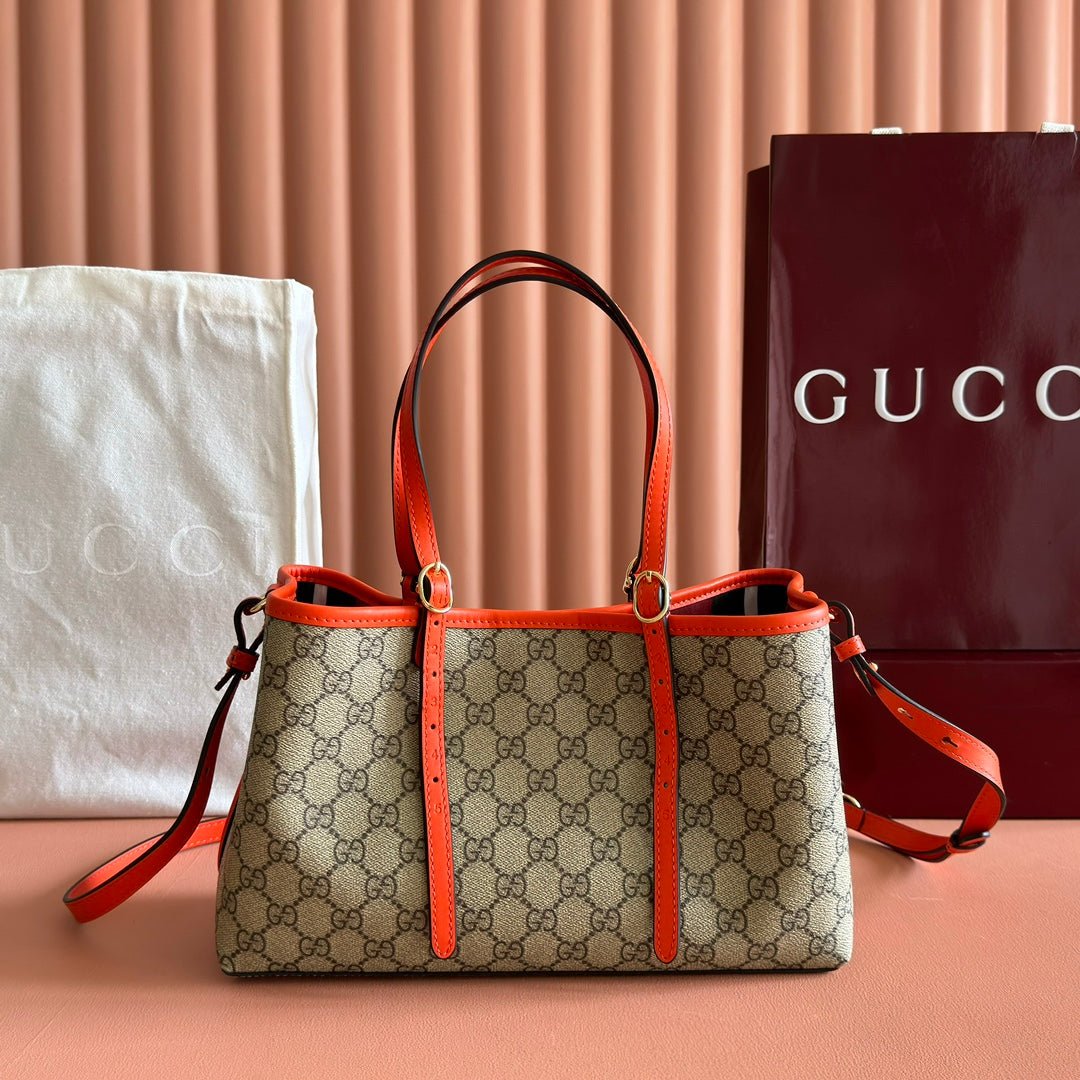 {Style No: JK89RB6I} GUCCI 25S EMBLEM MEDIUM BAG 30 IN BEIGE AND BLACK CALFSKIN - Image 2