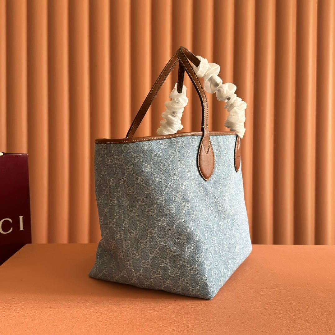 {Style No: SHY9W57D} GUCCI 25S TOTISSIMA LARGE TOTE BAG 30 IN BLUE AND WHITE CANVAS - Image 3