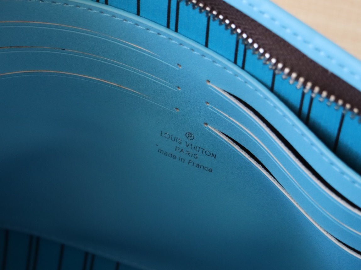 {Style No: 3WCKDFTS} LV 25S POCHETTE VOYAGE 26 IN GASTON BLUE MONOGRAM MACASSAR COATED CANVAS - Image 4