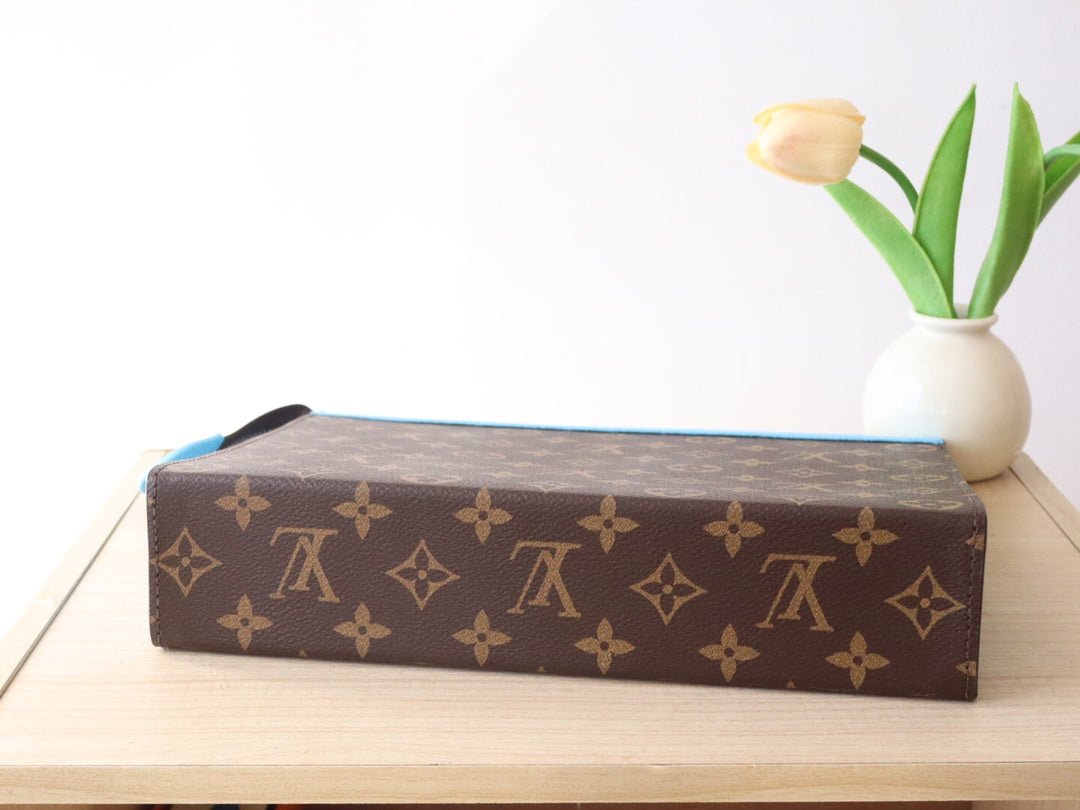 {Style No: 3WCKDFTS} LV 25S POCHETTE VOYAGE 26 IN GASTON BLUE MONOGRAM MACASSAR COATED CANVAS - Image 8