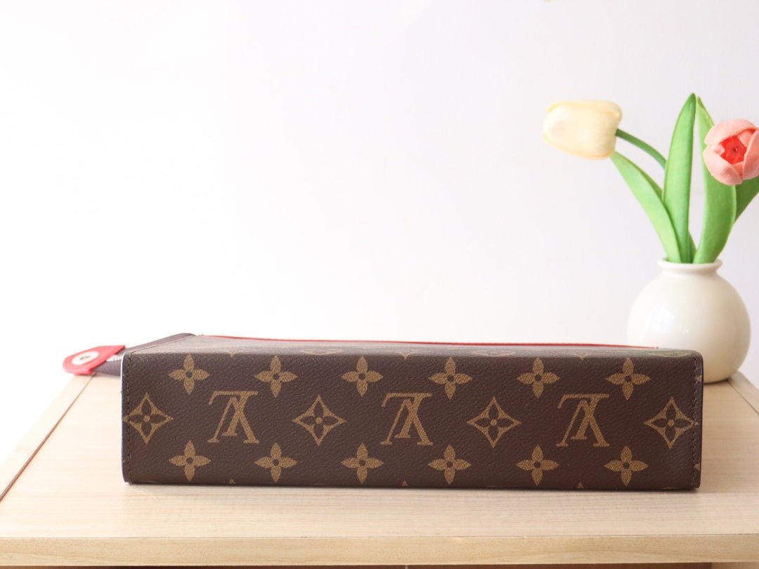 {Style No: RXCTMAKN} LV 25S POCHETTE VOYAGE 26 IN SARI RED MONOGRAM MACASSAR COATED CANVAS - Image 6