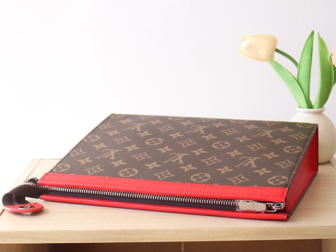{Style No: RXCTMAKN} LV 25S POCHETTE VOYAGE 26 IN SARI RED MONOGRAM MACASSAR COATED CANVAS - Image 5