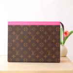 {Style No: XNBG7XXY} LV 25S POCHETTE VOYAGE 26 IN PONDICHERY PINK MONOGRAM MACASSAR COATED CANVAS