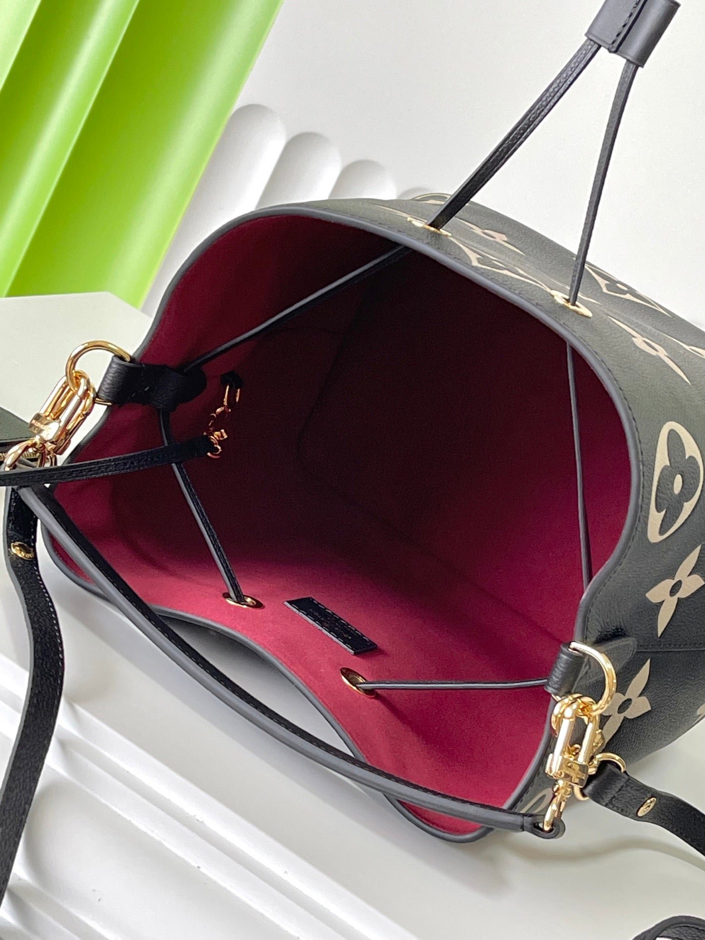 {Style No: ENUU5EVD} CRAFTY NEONOE 26 IN BLACK AND CREAM BICOLOR EMPREINTE CALFSKIN - Image 4