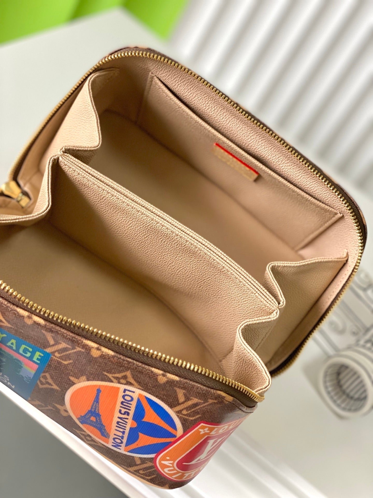 {Style No: Z3K4W8G7} COMPARTMENTS 24 IN BROWN MONOGRAM CANVAS WITH GOLD LOCK - Image 5