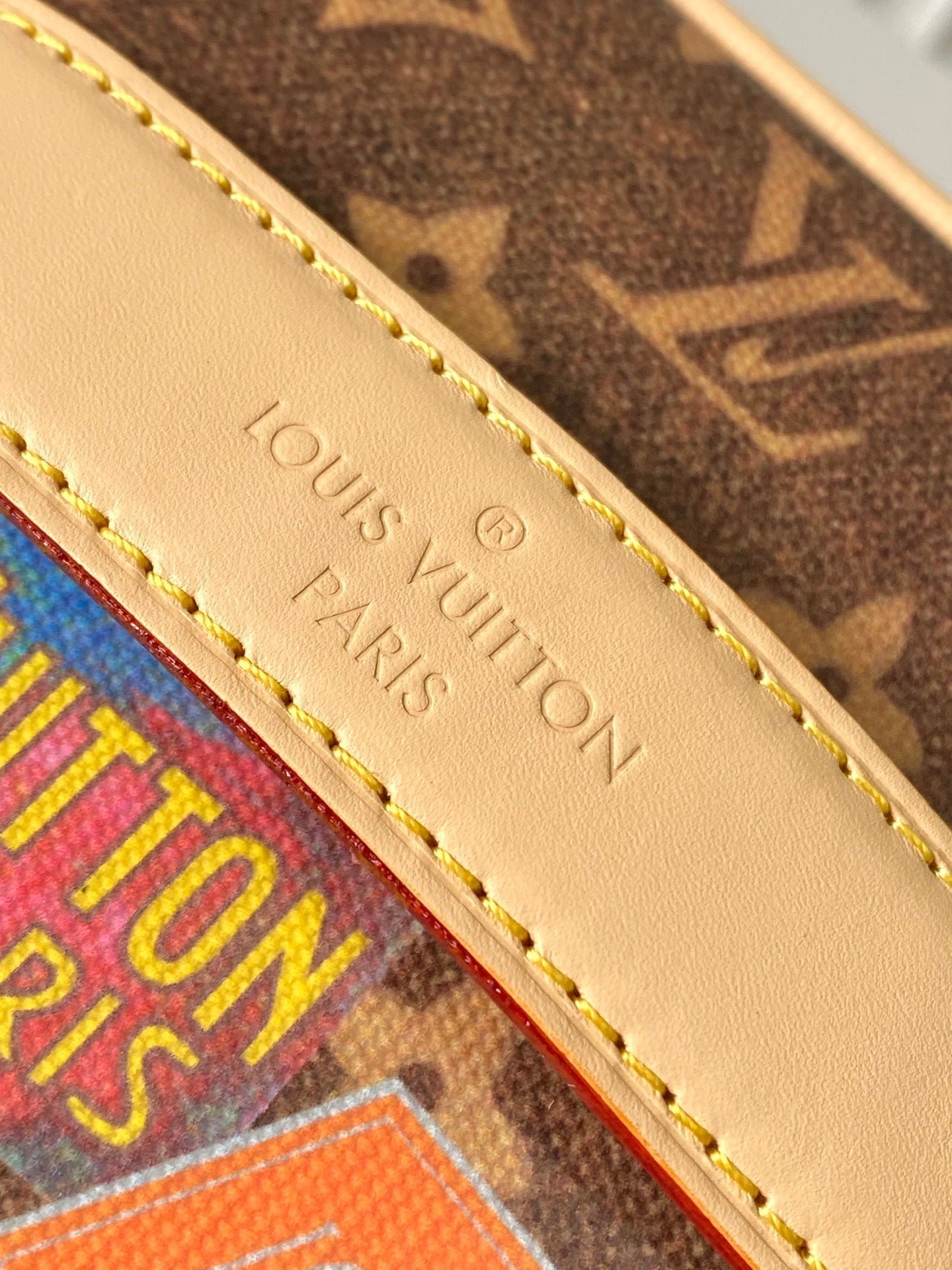 {Style No: Z3K4W8G7} COMPARTMENTS 24 IN BROWN MONOGRAM CANVAS WITH GOLD LOCK - Image 7