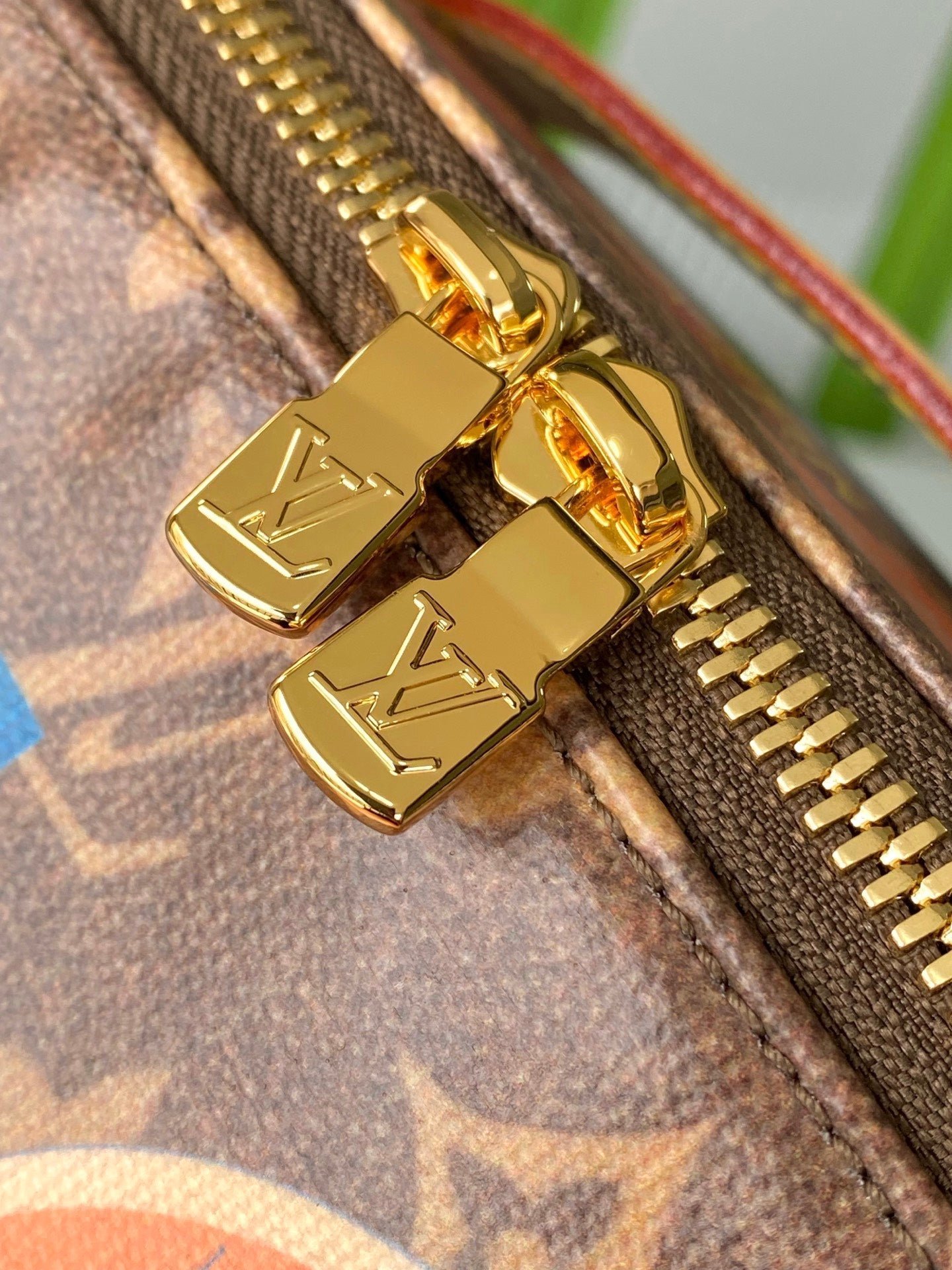 {Style No: Z3K4W8G7} COMPARTMENTS 24 IN BROWN MONOGRAM CANVAS WITH GOLD LOCK - Image 6