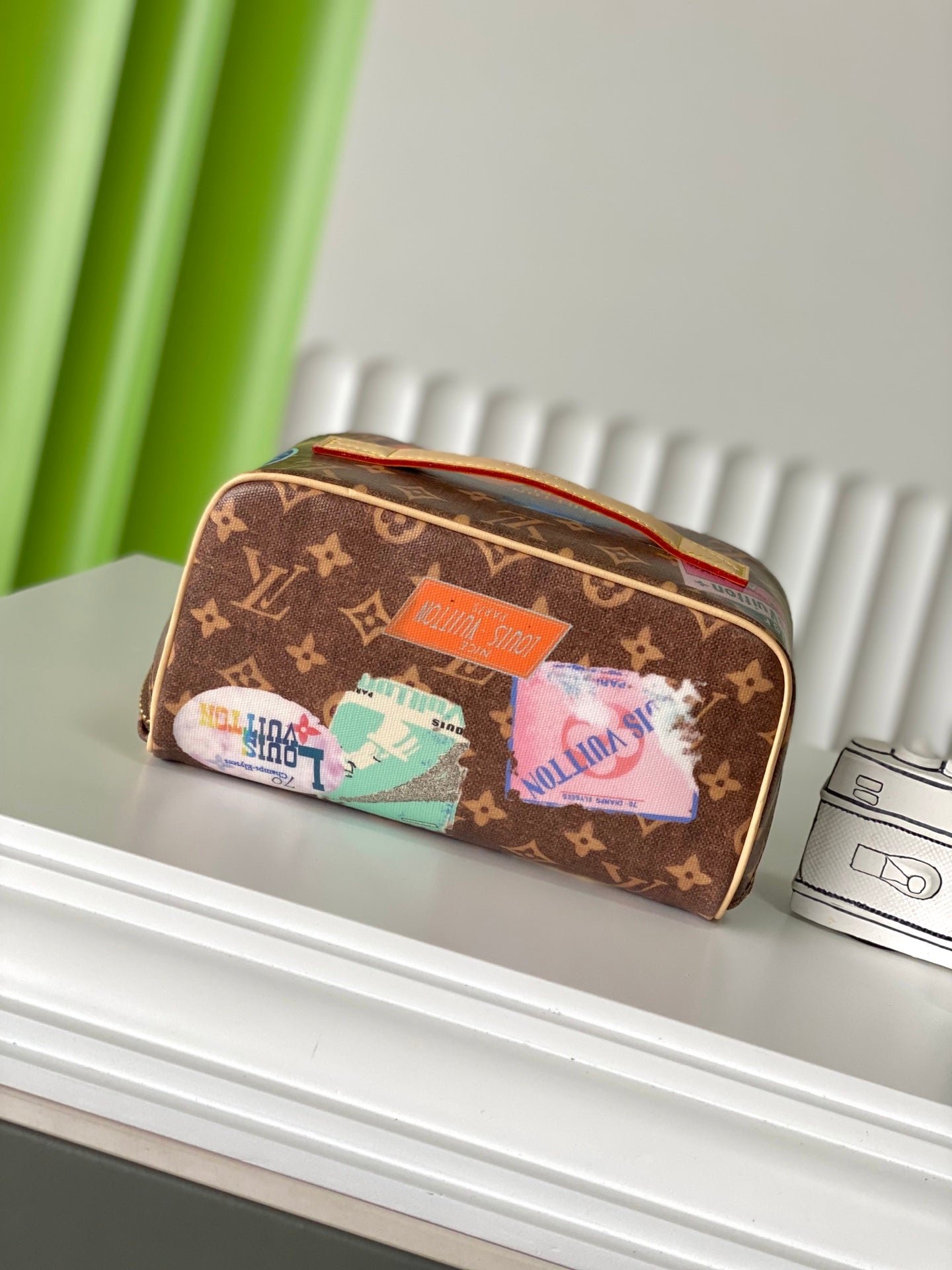 {Style No: Z3K4W8G7} COMPARTMENTS 24 IN BROWN MONOGRAM CANVAS WITH GOLD LOCK - Image 2