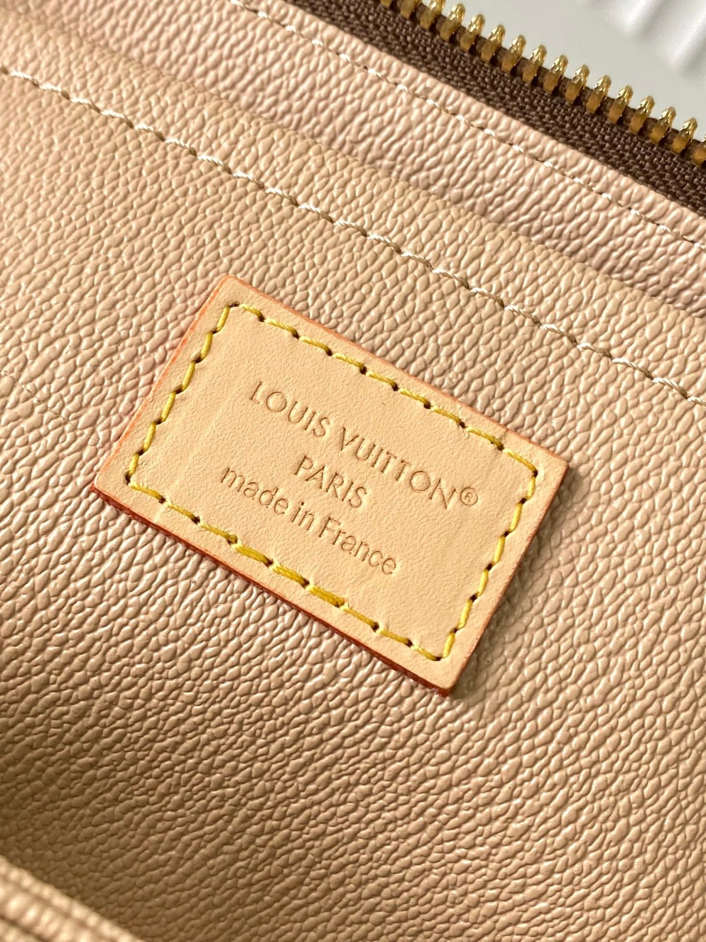 {Style No: Z3K4W8G7} COMPARTMENTS 24 IN BROWN MONOGRAM CANVAS WITH GOLD LOCK - Image 8