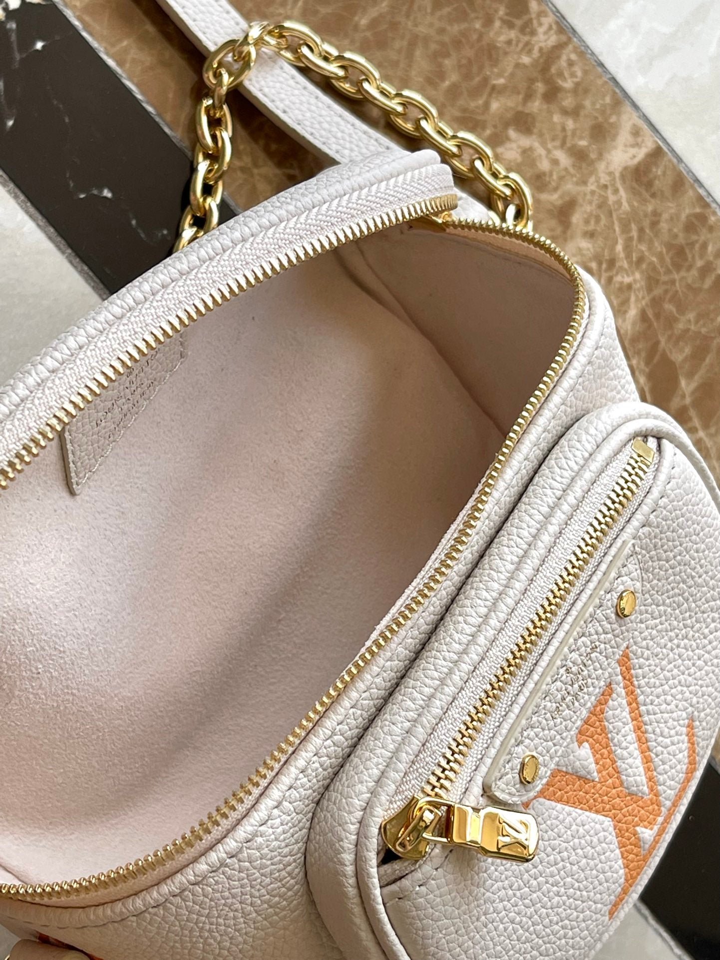 {Style No: J11NDO9O} MINI BUMBAG 17 IN WHITE ORANGE MONOGRAM EMPREINTE LEATHER GOLD HARDWARE - Image 5