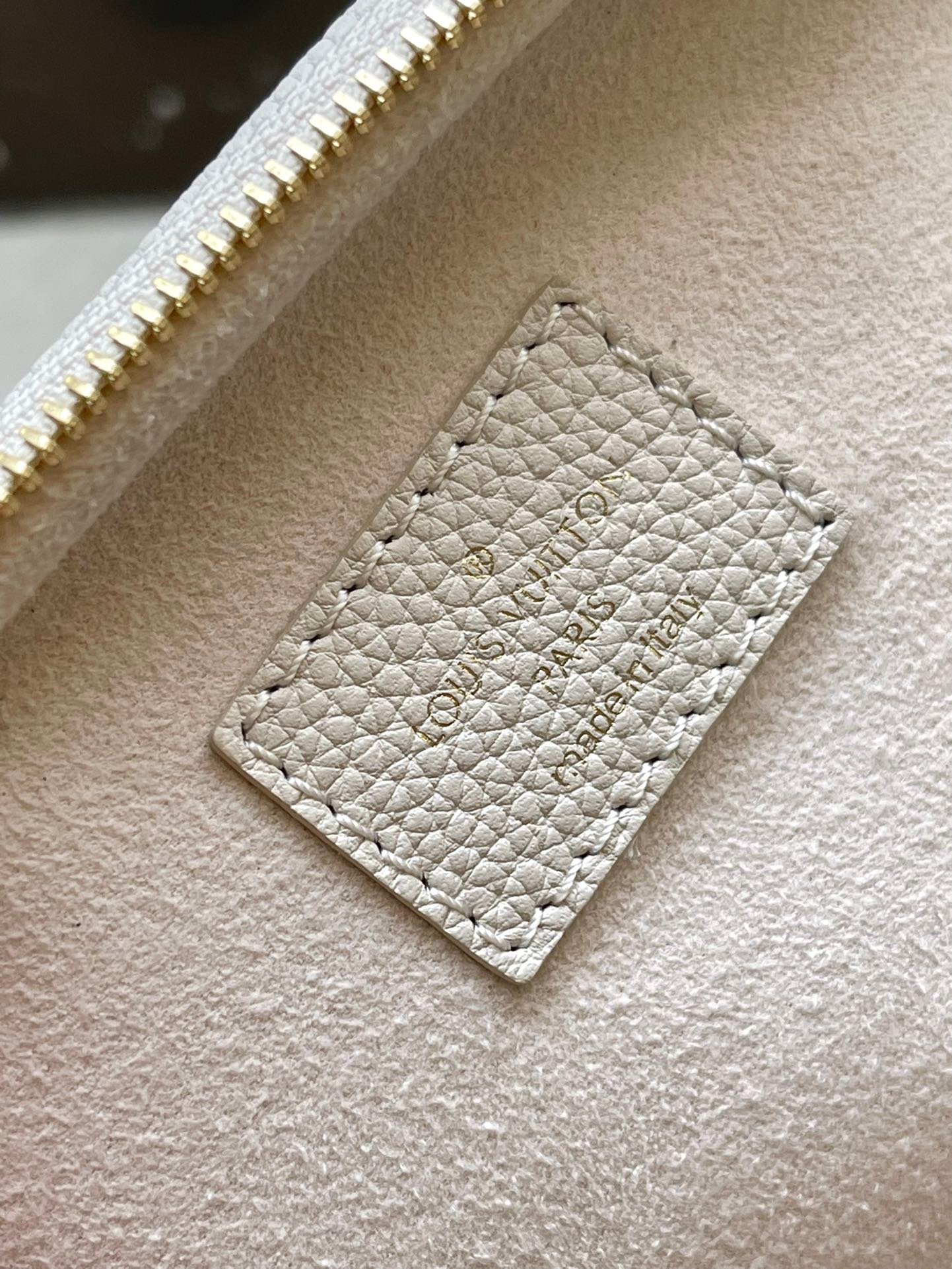 {Style No: J11NDO9O} MINI BUMBAG 17 IN WHITE ORANGE MONOGRAM EMPREINTE LEATHER GOLD HARDWARE - Image 6