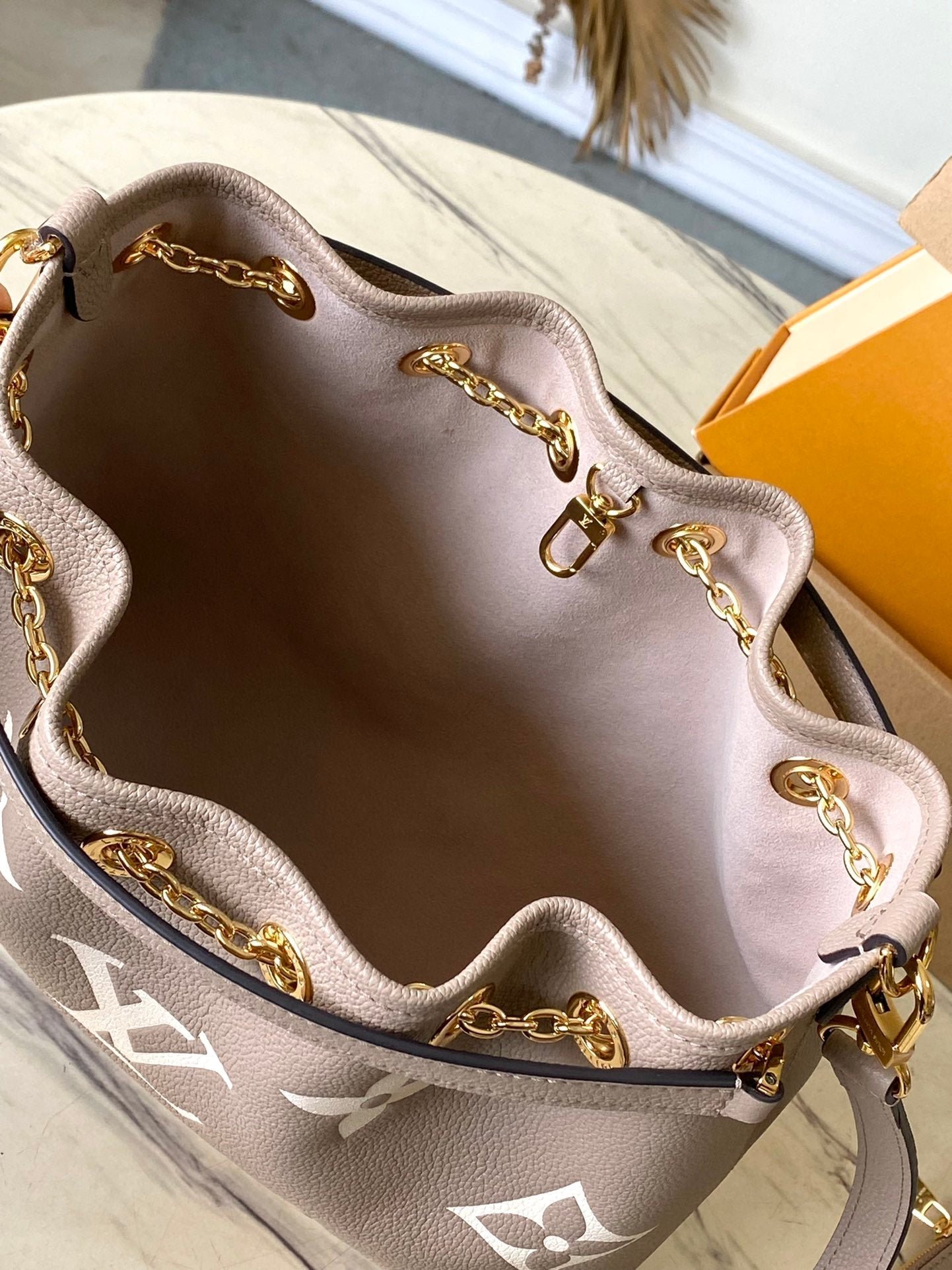 {Style No: IINQNX6U} BUNDLE 28 IN TOURTERELLE WHITE MONOGRAM EMPREINTE LEATHER GOLD HARDWARE - Image 2