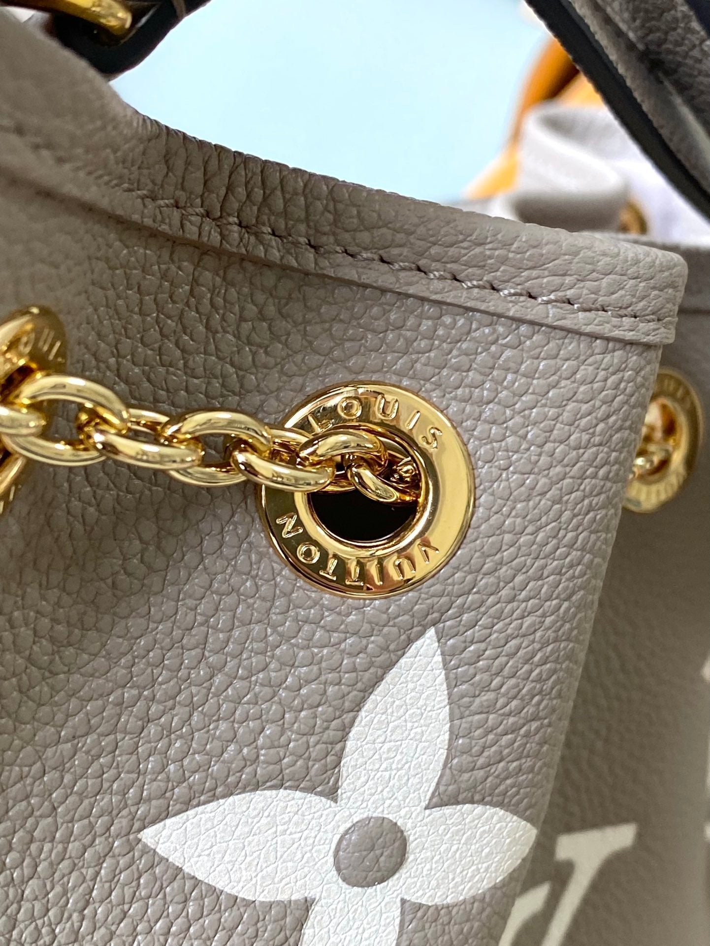 {Style No: IINQNX6U} BUNDLE 28 IN TOURTERELLE WHITE MONOGRAM EMPREINTE LEATHER GOLD HARDWARE - Image 3