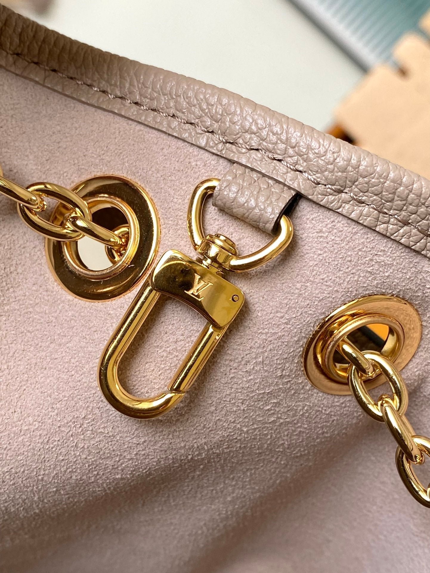 {Style No: IINQNX6U} BUNDLE 28 IN TOURTERELLE WHITE MONOGRAM EMPREINTE LEATHER GOLD HARDWARE - Image 4