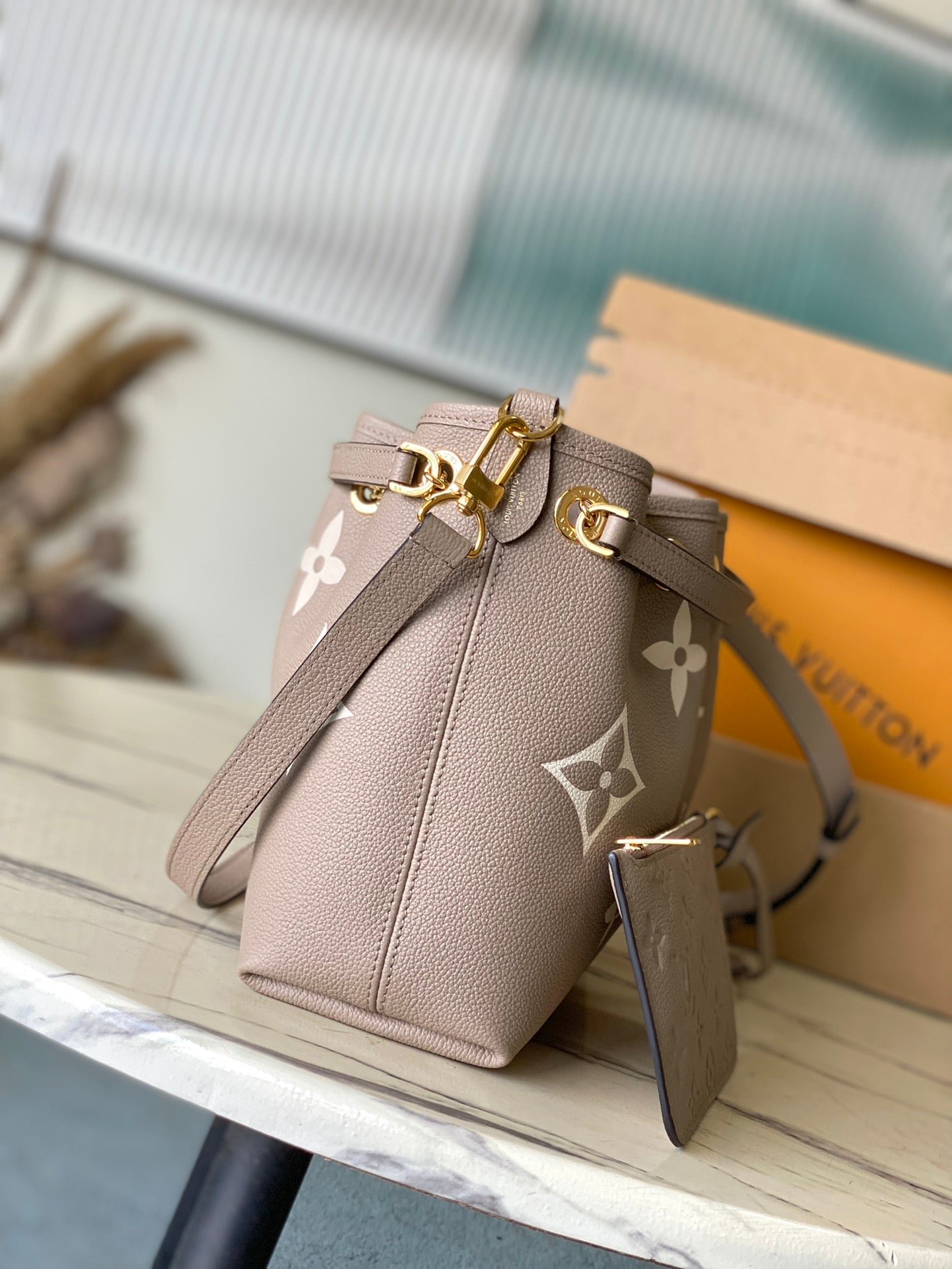 {Style No: IINQNX6U} BUNDLE 28 IN TOURTERELLE WHITE MONOGRAM EMPREINTE LEATHER GOLD HARDWARE - Image 8