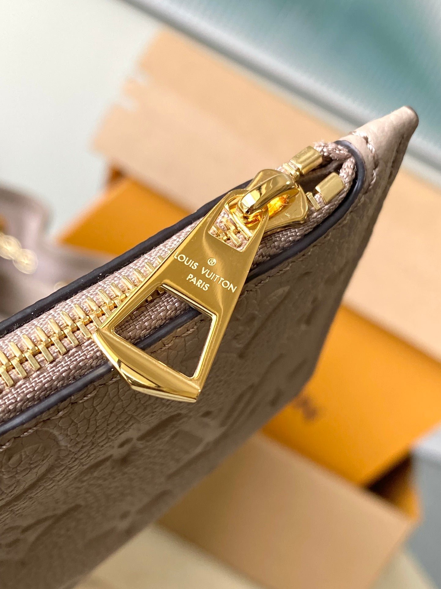 {Style No: IINQNX6U} BUNDLE 28 IN TOURTERELLE WHITE MONOGRAM EMPREINTE LEATHER GOLD HARDWARE - Image 9
