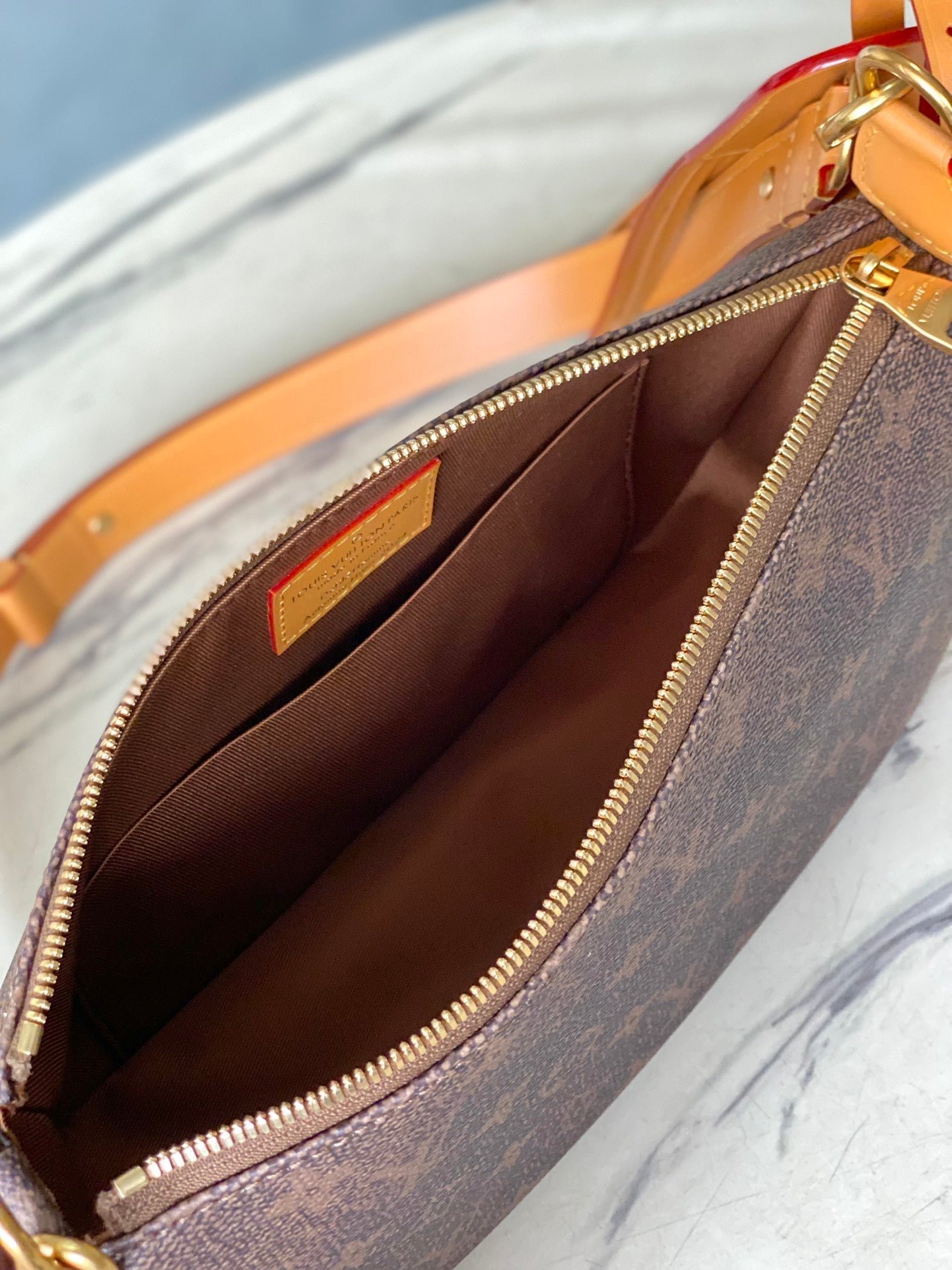 {Style No: OMD3LPOF} POCHETTE ACCESSOIRE XL 28 IN BROWN MONOGRAM DUST CANVAS - Image 6