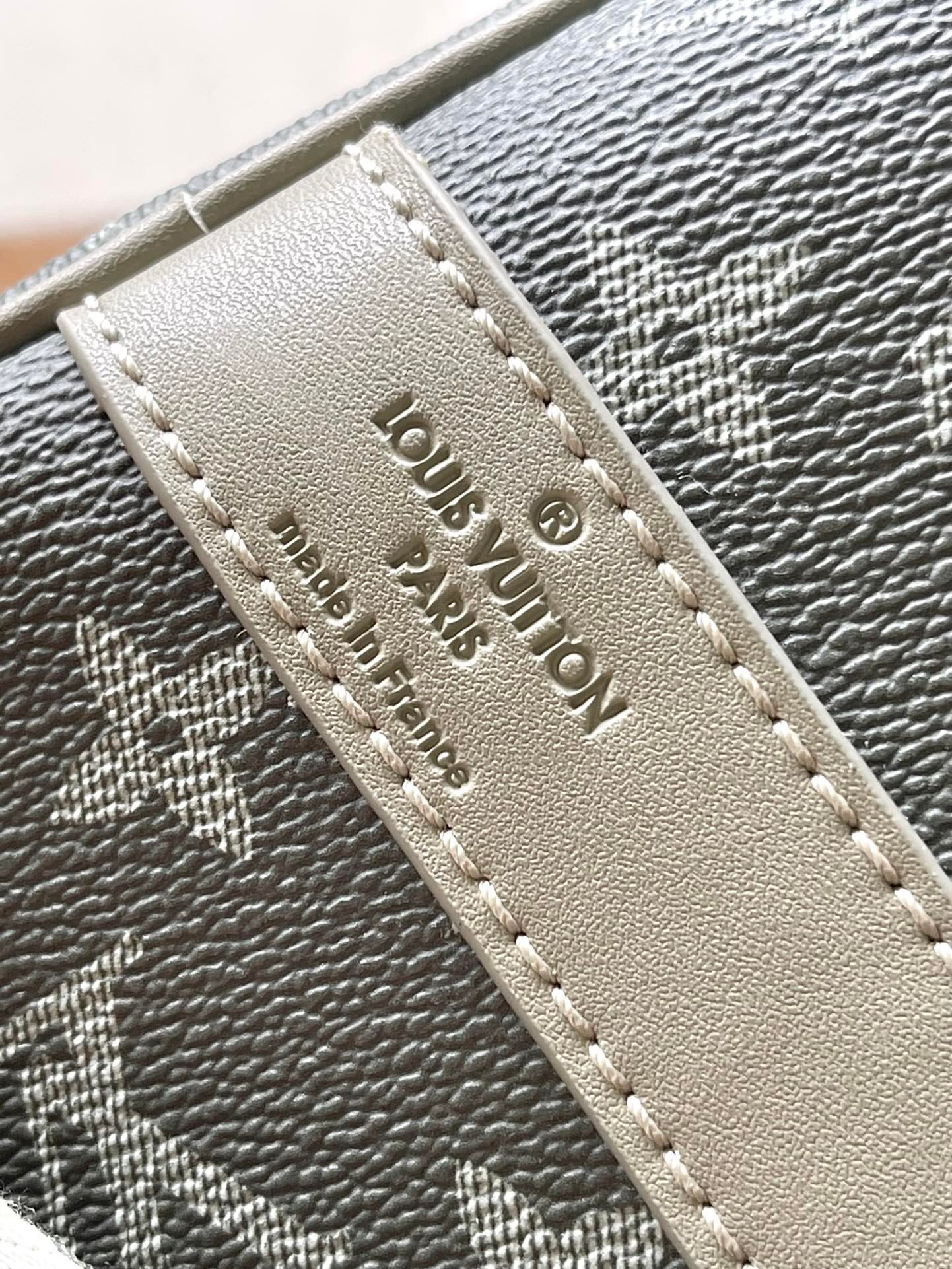 {Style No: 62KV4PQC} KEEPALL BANDOULIÈRE 45 IN GRAY MONOGRAM GRADIENT CANVAS - Image 5