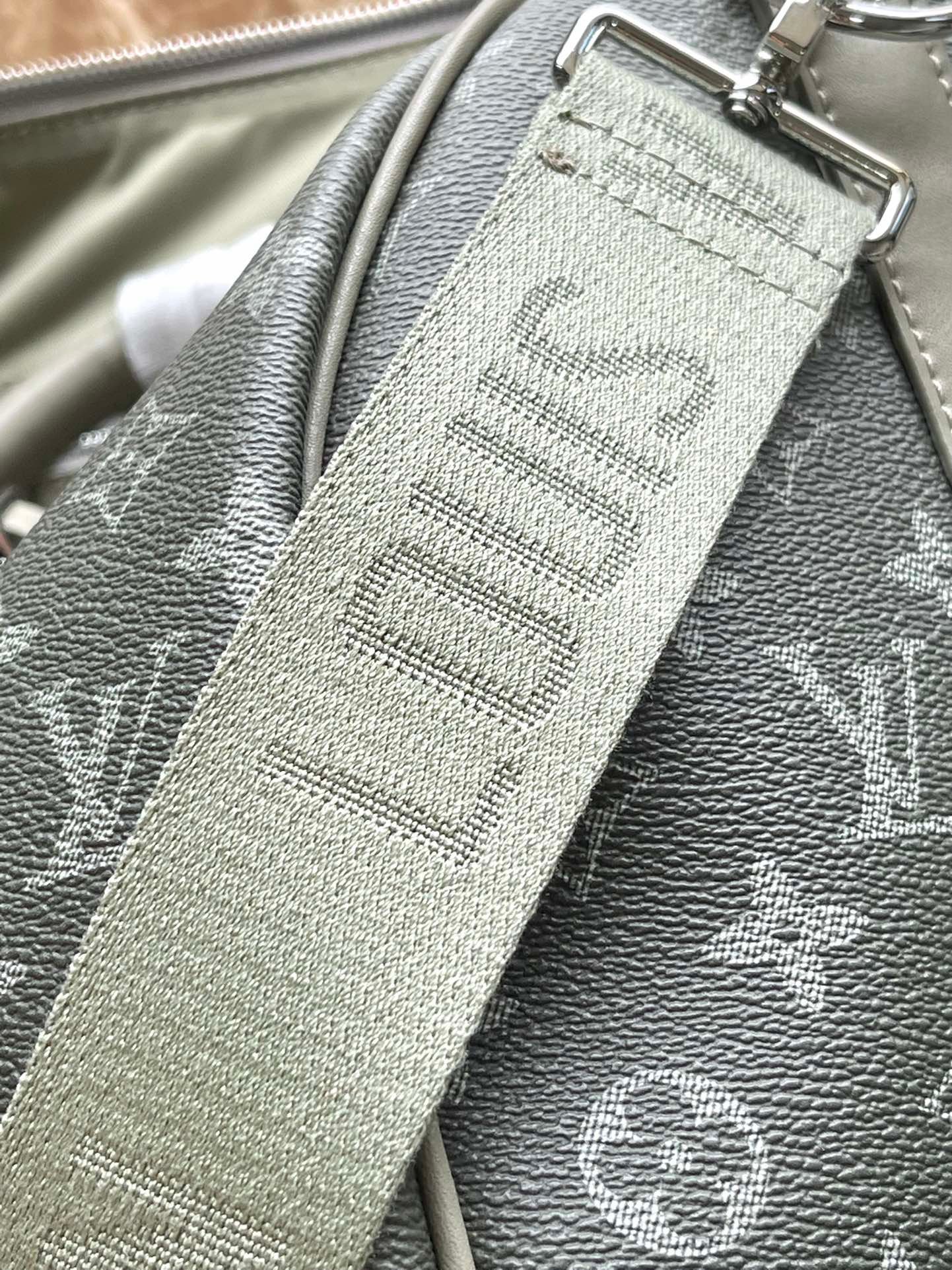 {Style No: 62KV4PQC} KEEPALL BANDOULIÈRE 45 IN GRAY MONOGRAM GRADIENT CANVAS - Image 2