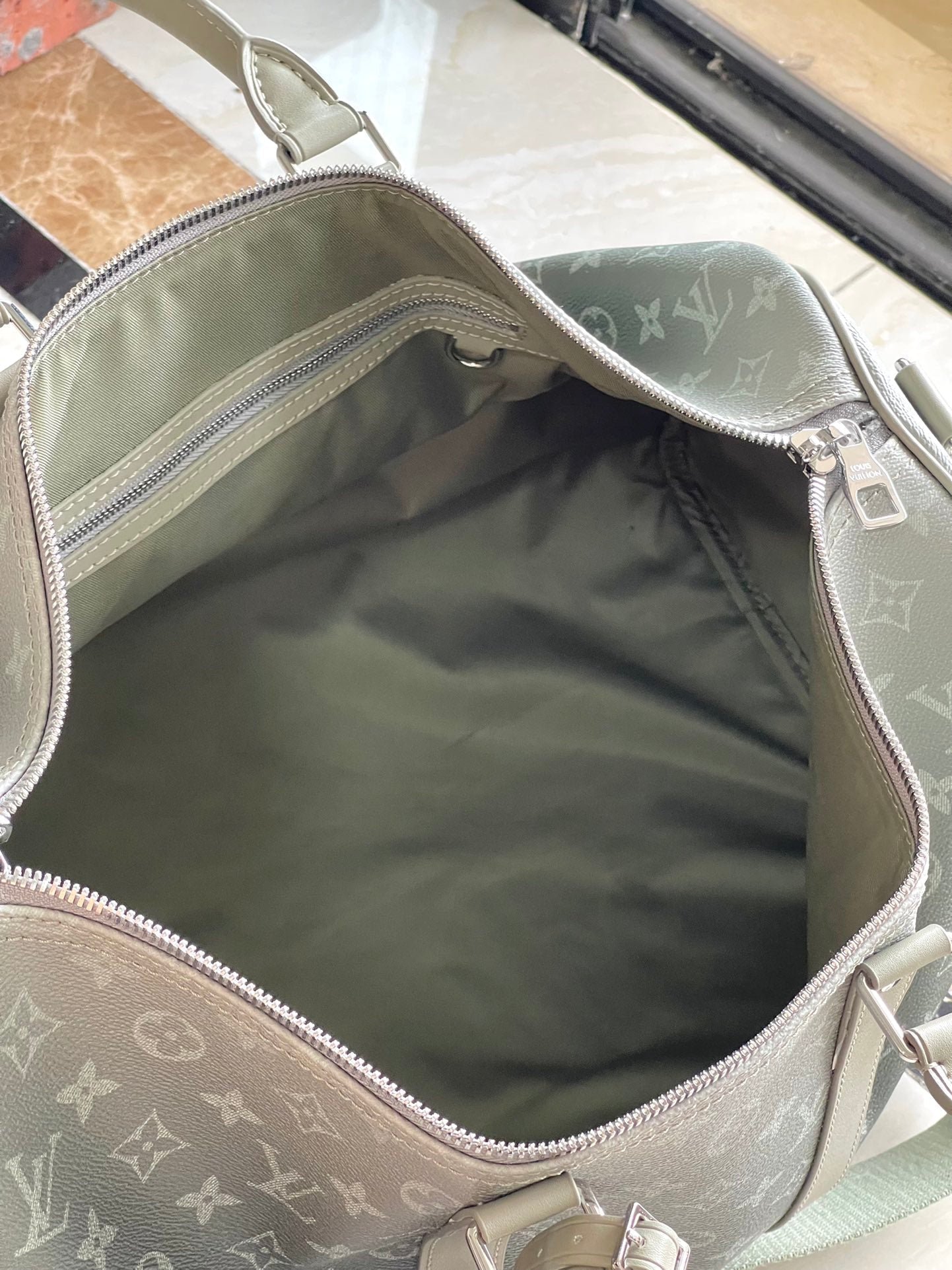 {Style No: 62KV4PQC} KEEPALL BANDOULIÈRE 45 IN GRAY MONOGRAM GRADIENT CANVAS - Image 3