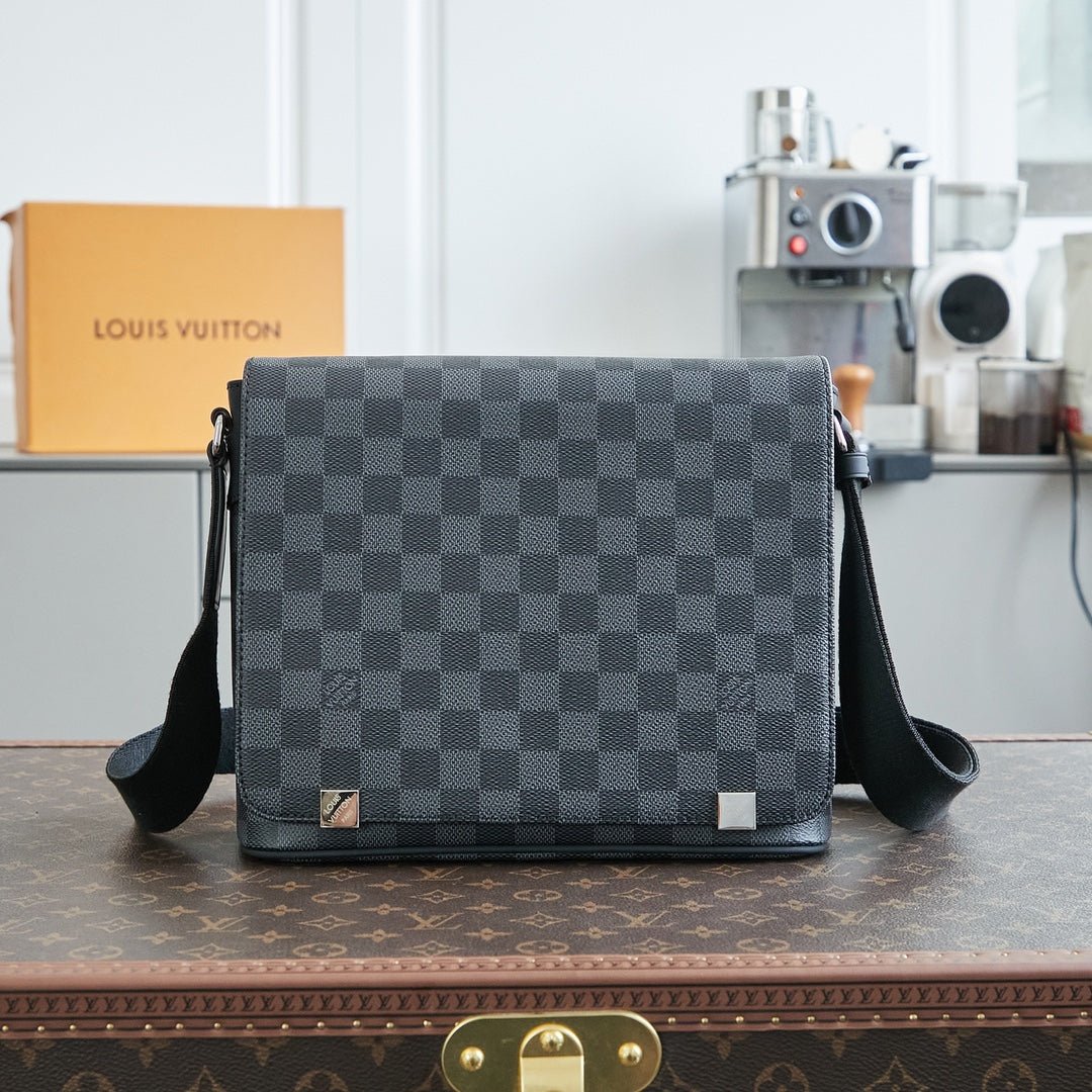 {Style No: 8GG5MGMF} DISTRICT 25 IN GREY BLACK DAMIER GRAPHITE CANVAS
