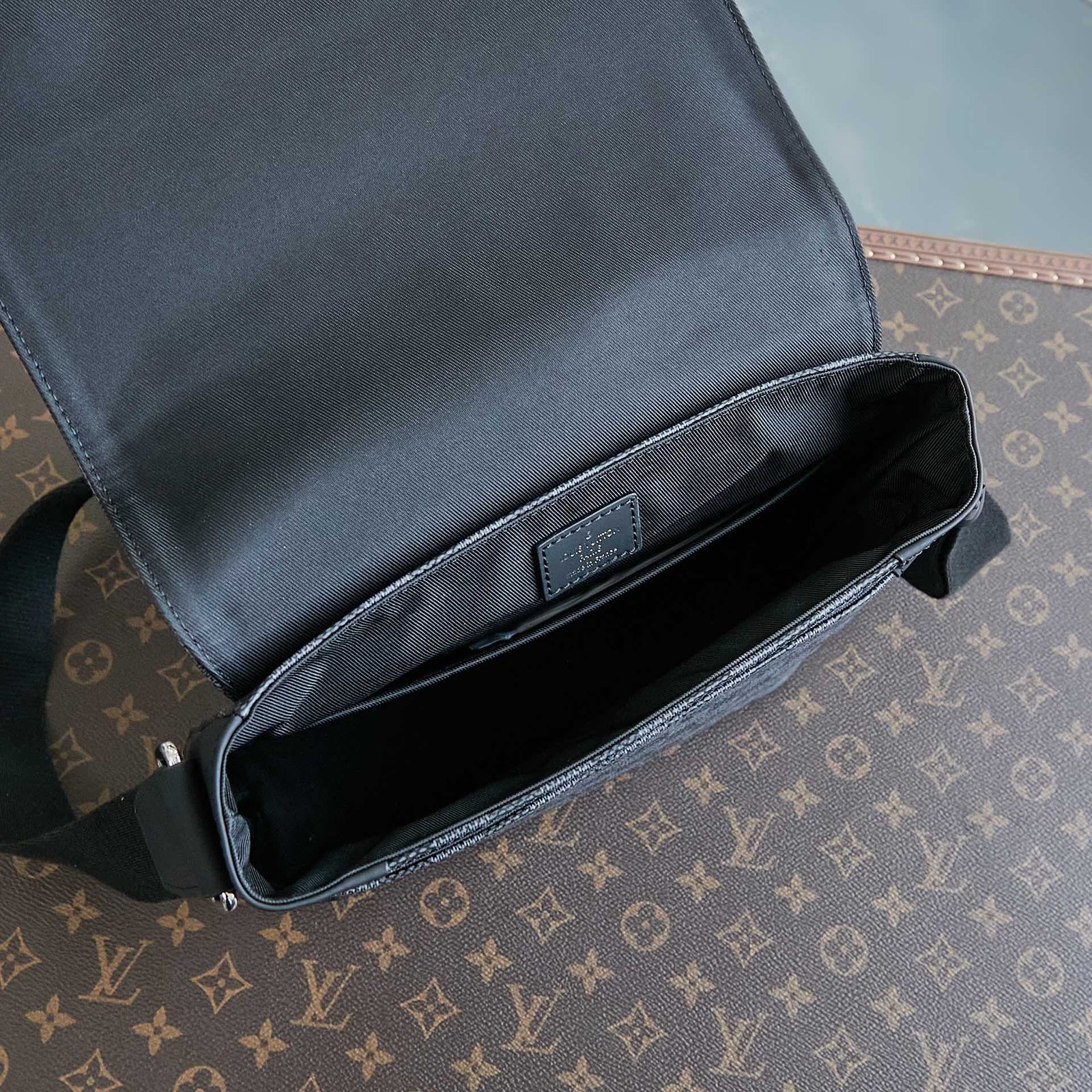 {Style No: 8GG5MGMF} DISTRICT 25 IN GREY BLACK DAMIER GRAPHITE CANVAS - Image 5