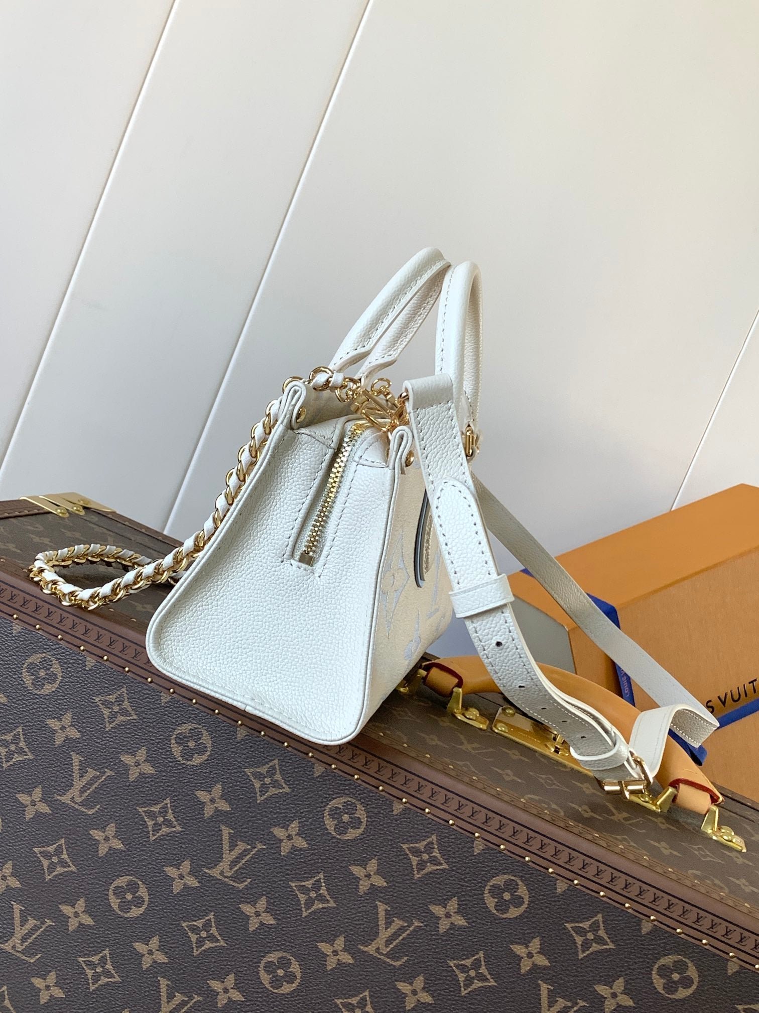 {Style No: AIIQKONK} LV 25S ONTHEGO EAST WEST BAG 25 IN WHITE BLUE CALFSKIN MONOGRAM EMPREINTE - Image 3