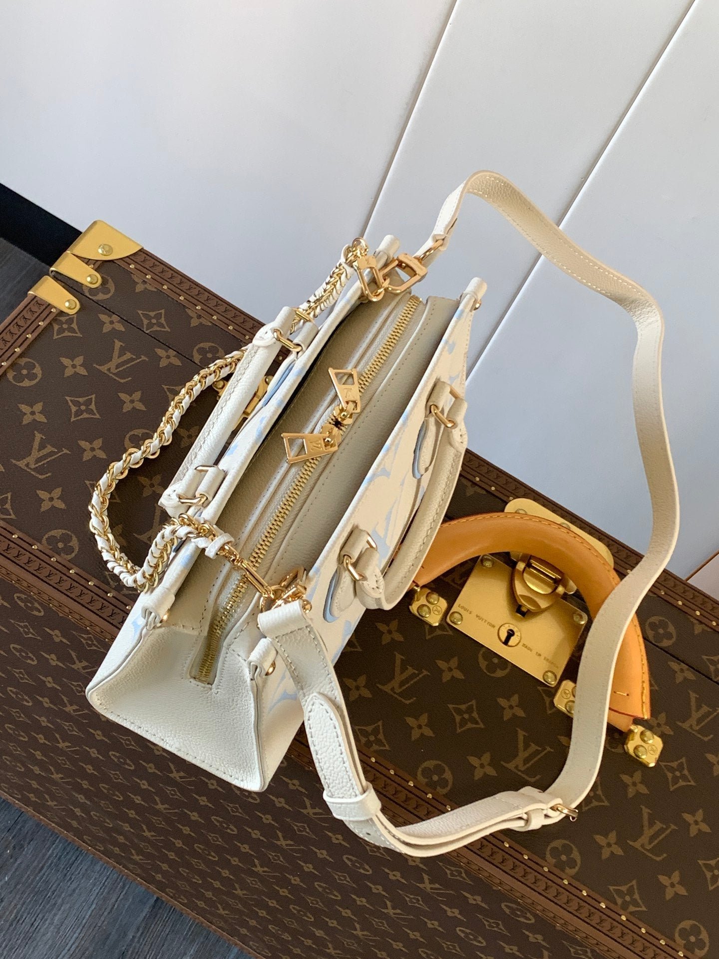 {Style No: AIIQKONK} LV 25S ONTHEGO EAST WEST BAG 25 IN WHITE BLUE CALFSKIN MONOGRAM EMPREINTE - Image 6