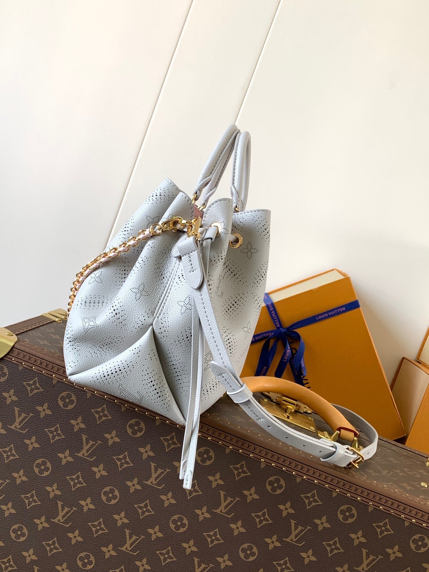 {Style No: X58QBT65} LV 25S BELLA TOTE BAG 32 IN PINK GREY PERFORATED MAHINA CALFSKIN - Image 3
