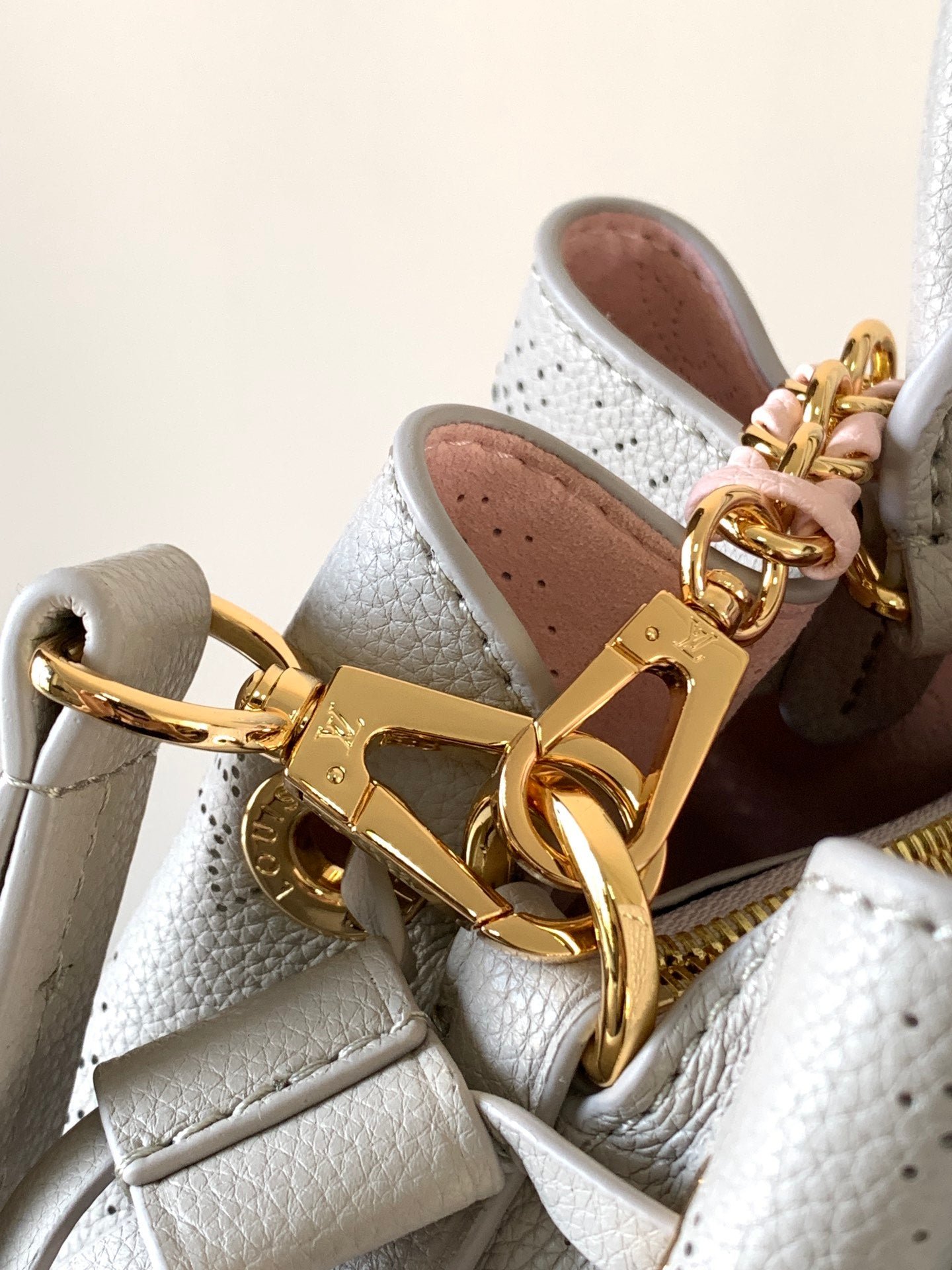 {Style No: X58QBT65} LV 25S BELLA TOTE BAG 32 IN PINK GREY PERFORATED MAHINA CALFSKIN - Image 6