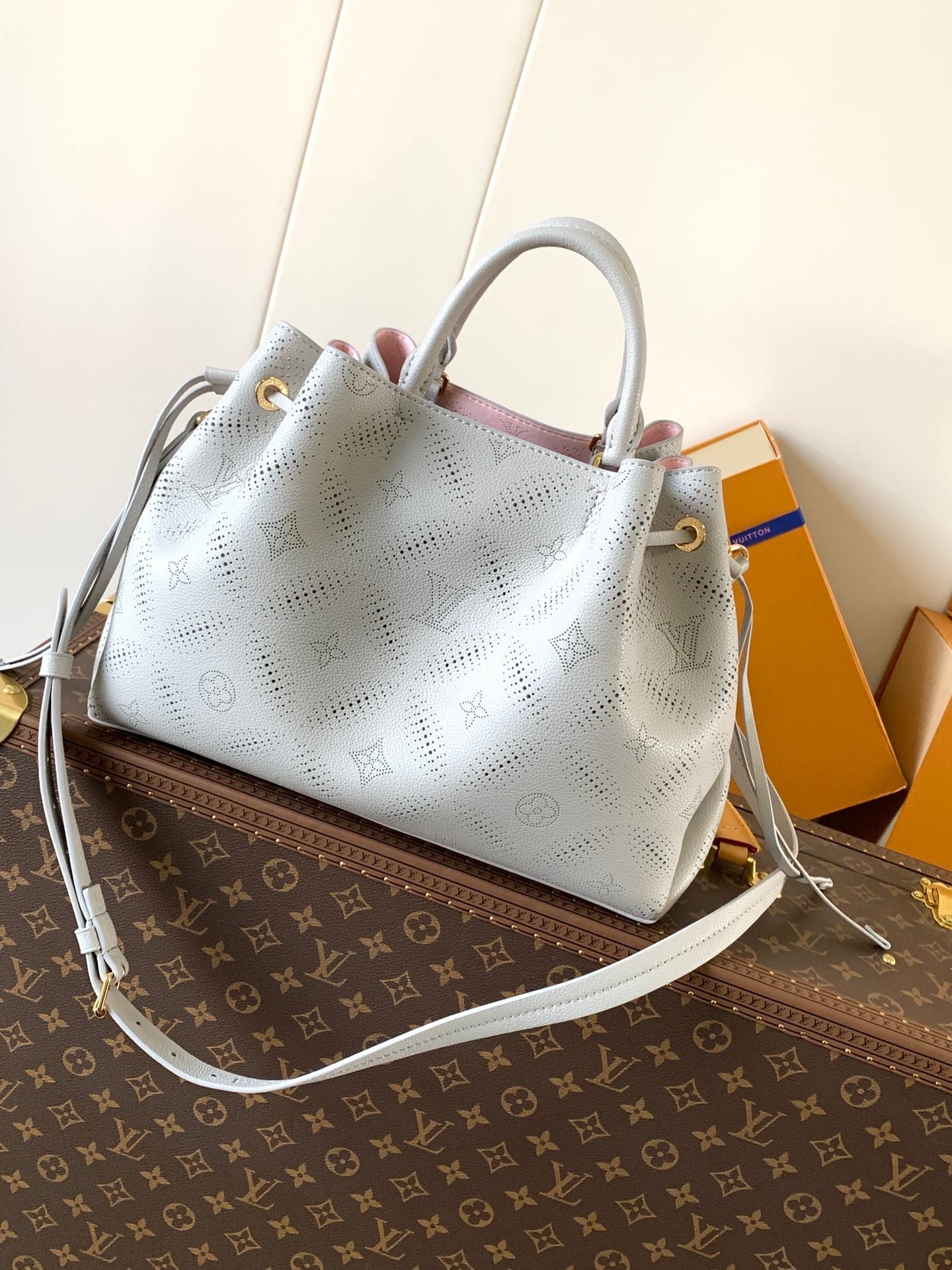 {Style No: X58QBT65} LV 25S BELLA TOTE BAG 32 IN PINK GREY PERFORATED MAHINA CALFSKIN - Image 2