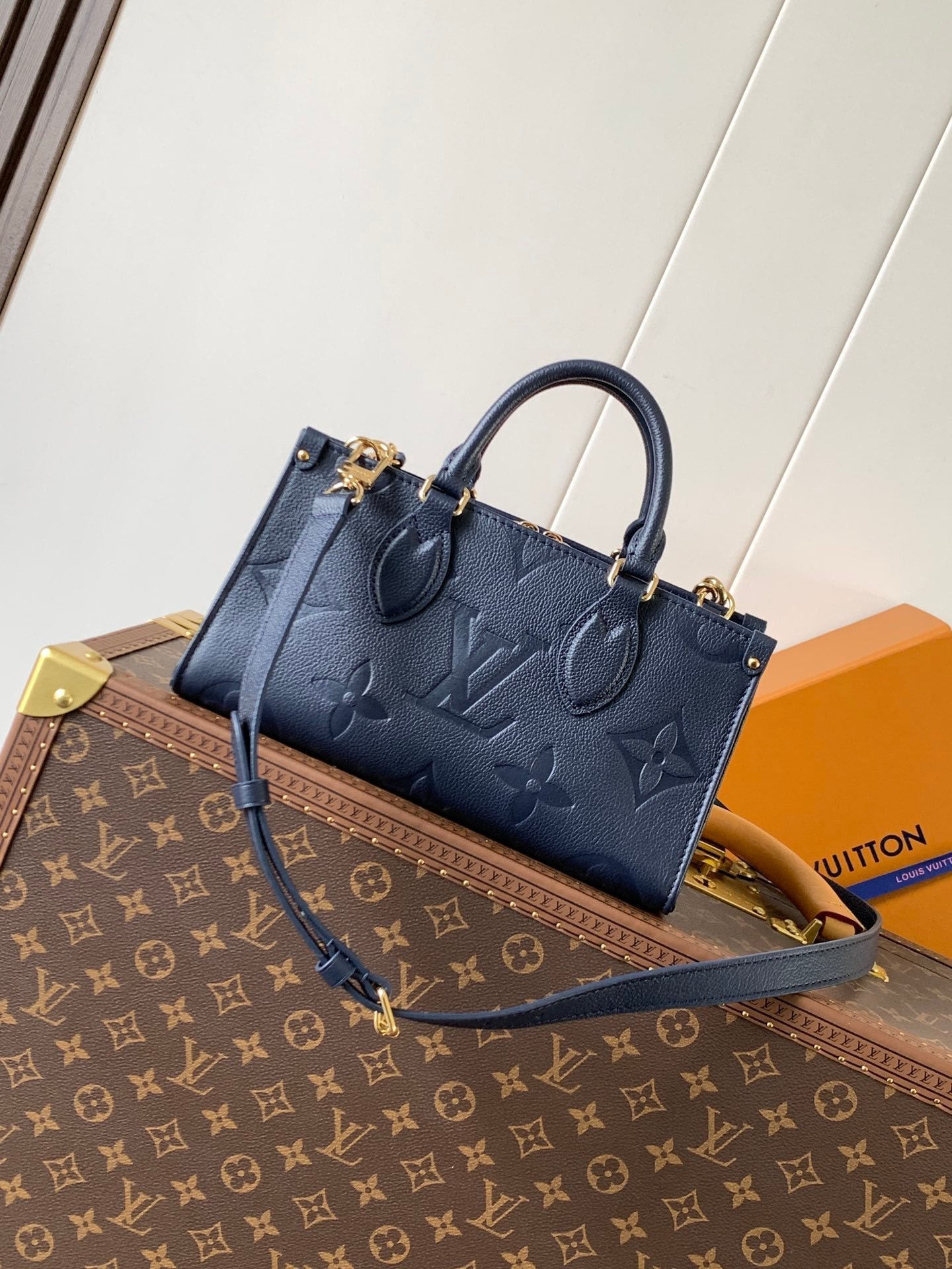{Style No: XCJHYKEI} LV 25S ONTHEGO EAST WEST BAG 25 IN NAVY BLUE CALFSKIN MONOGRAM EMPREINTE - Image 2