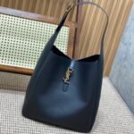 {Style No: UV5DPXRO} LE 5 À 7 LARGE SUPPLE BAG 31 IN NAVY BLUE CALFSKIN