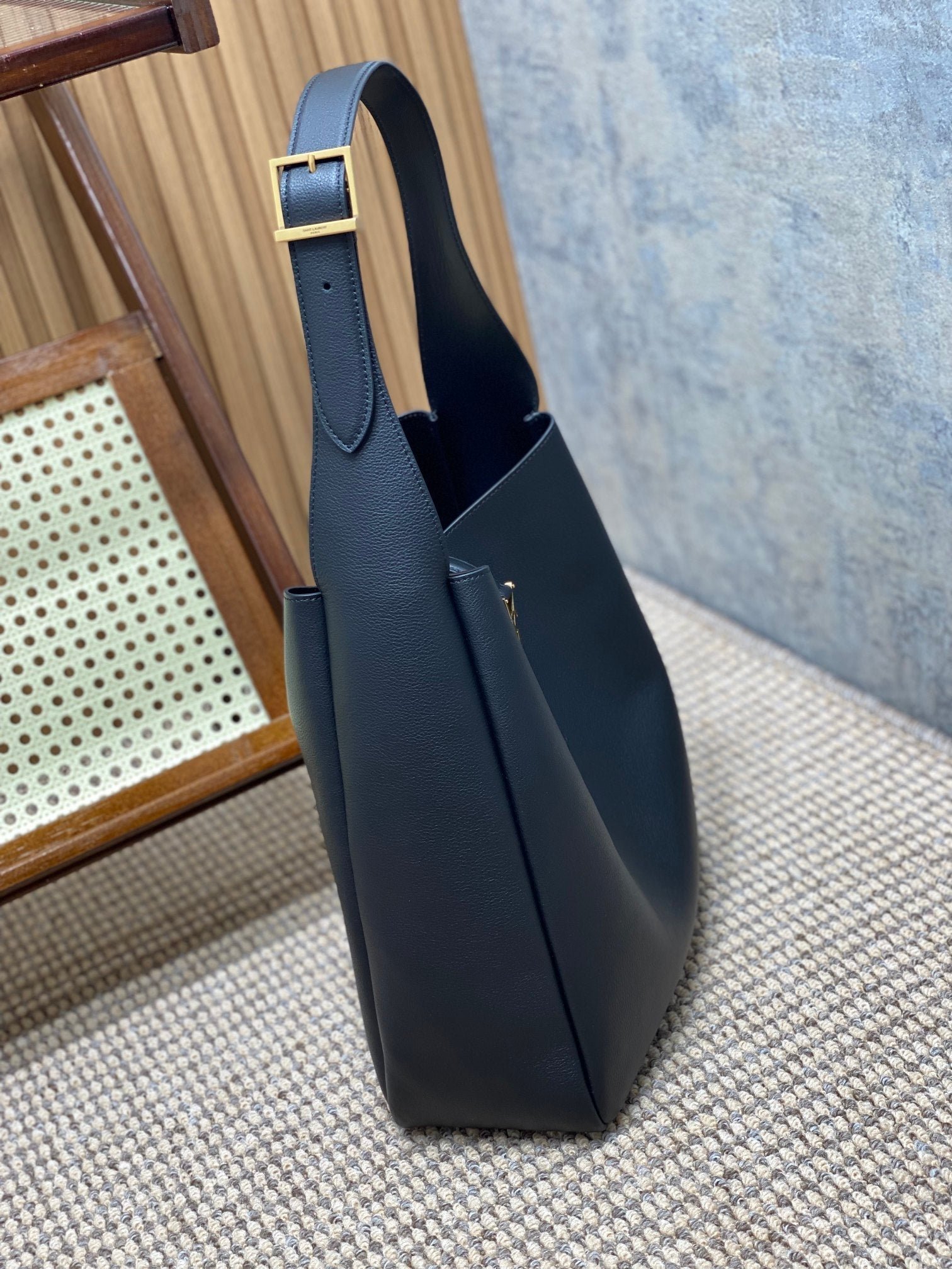 {Style No: UV5DPXRO} LE 5 À 7 LARGE SUPPLE BAG 31 IN NAVY BLUE CALFSKIN - Image 3